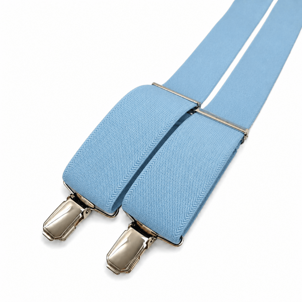 Tirantes Basic Azul Claro artesanales para hombre fabricados a mano en España con cinta elástica de algodón de alta calidad de 35 mm, pieza trasera de piel natural negra y pinzas metálicas acabado níquel. Complemento elegante para bodas, comuniones, bautizos, novios, padrinos, invitados y eventos. El color azul claro aporta luminosidad y combina perfectamente con trajes azul marino, gris, beige, blanco y negro, además de camisas blancas, celestes o crema. Tirantes cómodos, resistentes y elegantes elaborados artesanalmente en nuestro taller de Murcia, ideales para regalar, vestir con estilo y completar cualquier conjunto masculino de ceremonia o uso diario. ALT SEO (English) (+100 words) Basic Light Blue Suspenders handcrafted in Spain using premium elastic cotton with a 35 mm width, genuine black leather back piece and strong nickel metal clips. Elegant men's suspenders designed for weddings, grooms, best men, guests, baptisms, communions, business events and formal occasions. Their soft light blue color creates a refined and modern style that matches navy, grey, beige, black and cream suits as well as white or light blue shirts. Handmade in our workshop with attention to every detail, these suspenders provide excellent comfort, durability and secure support. A perfect luxury accessory and an ideal gift for stylish gentlemen who appreciate handcrafted quality. ALT SEO (Français) (+100 mots) Bretelles Basic Bleu Clair fabriquées artisanalement en Espagne avec une bande élastique en coton de haute qualité de 35 mm, une pièce arrière en cuir naturel noir et des pinces métalliques finition nickel. Ces bretelles élégantes sont idéales pour les mariages, baptêmes, communions, cérémonies, costumes de marié, témoins et invités. Leur couleur bleu clair apporte de la fraîcheur et s'associe parfaitement avec des costumes bleu marine, gris, beige, noir ou blanc cassé ainsi qu'avec des chemises blanches ou bleu ciel. Confectionnées à la main dans notre atelier, elles offrent confort, résistance, maintien parfait et finitions haut de gamme. Une excellente idée cadeau pour homme. ALT SEO (Italiano) (+100 parole) **Bretelle Basic Azzurro Chiaro artigianali realizzate a mano in Spagna con elastico in cotone di alta qualità largo 35 mm, inserto posteriore in vera pelle nera e robuste clip in metallo con finitura nichel. Eleganti bretelle da uomo ideali per matrimoni, comunioni, battesimi, sposi, testimoni, invitati ed eventi importanti. Il delicato colore azzurro chiaro si abbina perfettamente ad abiti blu navy, grigi, beige, neri e panna, oltre a camicie bianche o azzurre. Realizzate nel nostro laboratorio artigianale, garantiscono comfort, durata, sostegno perfetto e uno stile raffinato. Sono anche un regalo ideale per uomini che apprezzano qualità e artigianato.