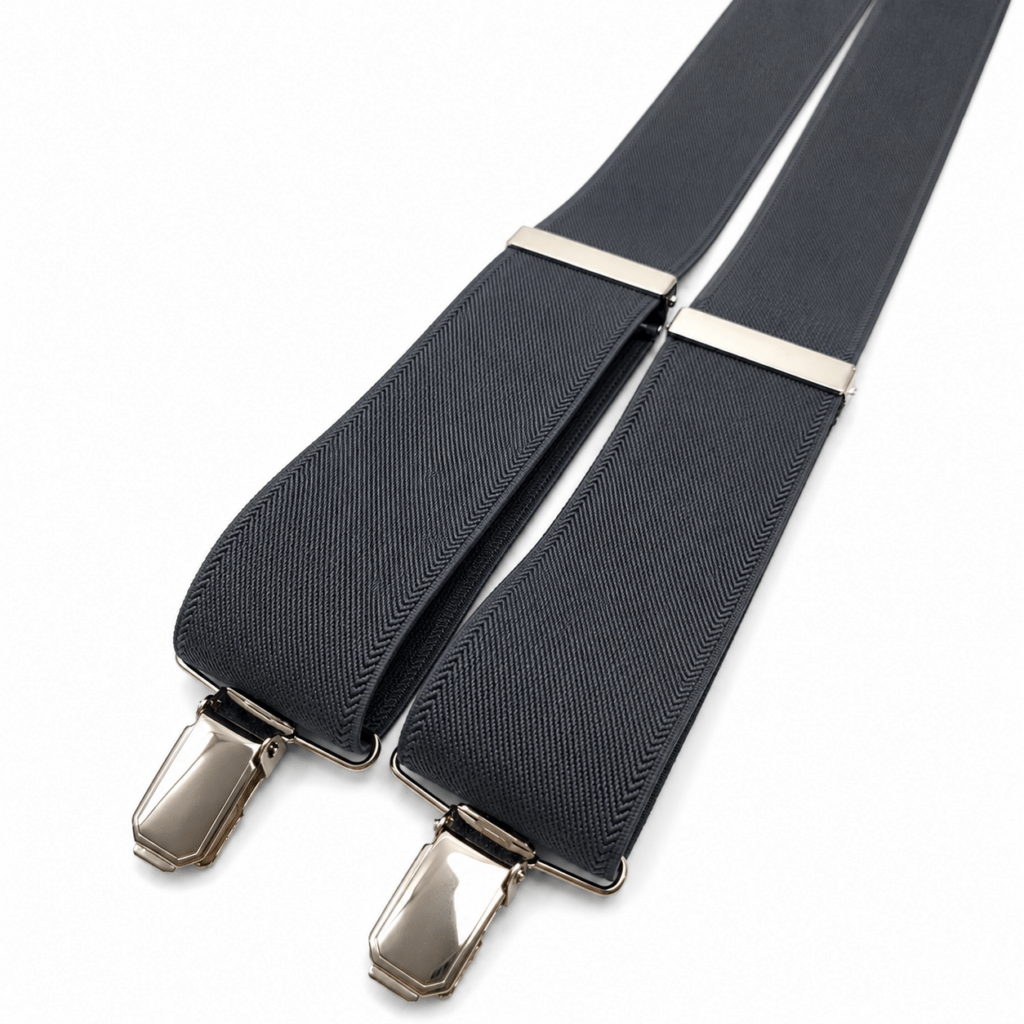 Tirantes Basic Gris Oscuro artesanales para hombre fabricados a mano en España con cinta elástica de algodón de alta calidad y diseño clásico en forma de Y. Tirantes elegantes de color gris oscuro con pinzas metálicas acabado níquel y pieza trasera de piel natural de vacuno negra. Complemento perfecto para bodas, novios, padrinos, invitados, comuniones, bautizos, ceremonias, graduaciones y eventos especiales. Combinan perfectamente con trajes azul marino, negro, gris marengo, beige, verde botella o burdeos y camisas blancas, celestes, crema o gris claro. Producto artesanal elaborado en nuestro taller de Murcia con materiales de primera calidad, cómodo, resistente, elegante y duradero. Ideal para regalar a hombres que buscan accesorios exclusivos fabricados en España. ALT SEO (English) Basic Dark Grey Suspenders for men handcrafted in Spain using premium elastic cotton with a classic Y-back design. Elegant dark grey suspenders featuring strong nickel metal clips and a genuine black leather back piece. Perfect accessory for weddings, grooms, groomsmen, guests, baptisms, communions, business events and formal occasions. These handmade suspenders pair beautifully with navy, black, charcoal, beige, camel or burgundy suits and white, light blue or cream shirts. Carefully handcrafted in our workshop using premium materials for outstanding comfort, durability and style. An ideal luxury gift for men looking for timeless handmade fashion accessories made in Spain. ALT SEO (Français) Bretelles Basic Gris Foncé pour homme fabriquées artisanalement à la main en Espagne avec une bande élastique en coton de haute qualité et une forme classique en Y. Bretelles élégantes de couleur gris foncé avec pinces métalliques finition nickel et empiècement arrière en cuir naturel noir. Accessoire idéal pour les mariages, les mariés, les témoins, les invités, les baptêmes, les communions, les cérémonies et les événements élégants. Elles s'associent parfaitement avec des costumes bleu marine, noirs, gris, beiges ou bordeaux ainsi qu'avec des chemises blanches, bleu clair ou crème. Fabrication artisanale dans notre atelier avec des matériaux haut de gamme garantissant confort, résistance et élégance. Cadeau parfait pour homme. ALT SEO (Italiano) **Bretelle Basic Grigio Scuro da uomo realizzate artigianalmente a mano in Spagna con elastico in cotone di alta qualità e classico design a Y. Eleganti bretelle grigio scuro con robuste clip metalliche finitura nichel e parte posteriore in vera pelle bovina nera. Accessorio ideale per matrimoni, sposi, testimoni, invitati, battesimi, comunioni, cerimonie, eventi aziendali e occasioni eleganti. Si abbinano perfettamente ad abiti blu navy, neri, grigio antracite, beige, cammello o bordeaux e camicie bianche, azzurre, crema o grigio chiaro. Realizzate a mano nel nostro laboratorio con materiali di prima qualità per offrire comfort, resistenza, eleganza e lunga durata. Perfette anche come regalo elegante per uomo.