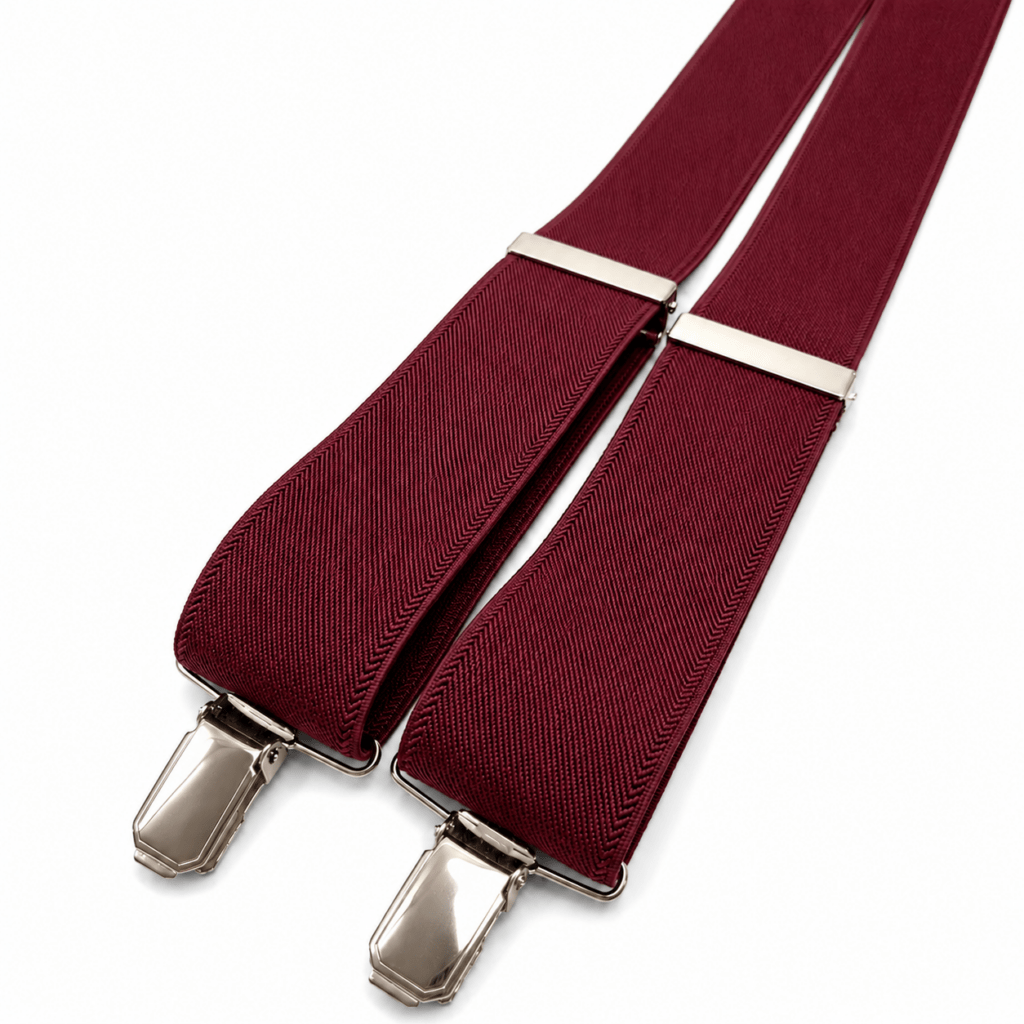 Tirantes Basic Burdeos artesanales para hombre fabricados a mano en España con cinta elástica de algodón de alta calidad y 35 mm de ancho. Tirantes color burdeos elegantes con diseño en forma de Y, pieza trasera de piel natural negra y resistentes pinzas metálicas acabado níquel. Complemento perfecto para bodas, novios, padrinos, invitados, comuniones, bautizos, graduaciones y eventos. Ideales para combinar con trajes azul marino, gris, negro, beige o camel y camisas blancas, azul claro o gris. Accesorio masculino premium elaborado artesanalmente en nuestro taller de Murcia para quienes buscan calidad, comodidad, elegancia y un estilo clásico con fabricación española. Alt Text SEO (English) (+100 words) Basic Burgundy Suspenders for men handcrafted in Spain using high-quality elastic cotton with a classic Y-back design and a width of 35 mm. Elegant burgundy suspenders featuring strong nickel metal clips and a genuine black leather back patch for durability and premium craftsmanship. Perfect men's accessory for weddings, grooms, groomsmen, guests, baptisms, communions, business events and formal occasions. They pair beautifully with navy blue, grey, black, beige or camel suits and white, light blue or grey shirts. Handmade in our workshop in Murcia, Spain, these premium suspenders combine comfort, elegance, durability and timeless style for every gentleman. Texte ALT SEO (Français) (+100 mots) Bretelles Basic Bordeaux pour homme fabriquées artisanalement en Espagne dans notre atelier de Murcie. Réalisées en coton élastique de haute qualité avec une largeur de 35 mm, elles possèdent une forme classique en Y, une pièce arrière en cuir naturel noir et des pinces métalliques finition nickel. Leur élégante couleur bordeaux apporte une touche raffinée aux costumes bleu marine, gris, noir, beige ou camel ainsi qu'aux chemises blanches, bleu ciel ou grises. Idéales pour les mariages, les mariés, les témoins, les invités, les baptêmes, les communions et toutes les cérémonies. Un accessoire haut de gamme alliant confort, élégance, qualité et fabrication artisanale espagnole. Testo ALT SEO (Italiano) (+100 parole) **Bretelle Basic Bordeaux da uomo realizzate artigianalmente in Spagna nel nostro laboratorio di Murcia. Sono prodotte a mano con elastico in cotone di alta qualità, larghezza di 35 mm, classico design a Y, inserto posteriore in vera pelle nera e robuste clip metalliche con finitura nichel. Il raffinato colore bordeaux si abbina perfettamente ad abiti blu navy, grigi, neri, beige o color cammello e a camicie bianche, azzurre o grigie. Ideali per matrimoni, sposi, testimoni, invitati, battesimi, comunioni, cerimonie ed eventi eleganti. Un accessorio maschile premium che unisce comfort, qualità, eleganza e autentica produzione artigianale spagnola.