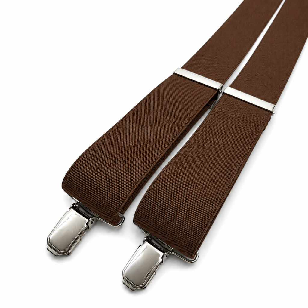 Tirantes Basic Marrón artesanales para hombre fabricados a mano en España con cinta elástica de algodón de alta calidad y ancho de 35 mm. Elegantes tirantes marrón chocolate con diseño liso, forma de Y, pinzas metálicas acabado níquel y pieza trasera de piel natural de vacuno negra. Complemento masculino ideal para bodas, novios, padrinos, invitados, comuniones, bautizos, graduaciones, eventos y celebraciones. Combinan perfectamente con trajes azul marino, gris, beige, camel, marrón, verde botella y negro, así como con camisas blancas, beige, azul claro, gris o marfil. Tirantes cómodos, resistentes y exclusivos fabricados artesanalmente en nuestro taller de Murcia para hombres que buscan calidad, elegancia y tradición. ALT SEO (English) (+100 words) Basic Brown Suspenders for men handcrafted in Spain using premium elastic cotton with a classic 35 mm width. Elegant chocolate brown suspenders featuring a smooth design, Y-back construction, durable nickel metal clips and a genuine black leather back patch. Handmade in our workshop in Murcia, these suspenders provide comfort, durability and timeless style. Perfect for weddings, grooms, groomsmen, guests, baptisms, communions, business events, formal occasions and everyday wear. They pair beautifully with navy, grey, beige, camel, brown, black or olive suits and white, ivory, light blue or beige shirts. Premium handmade men's suspenders designed for elegance, comfort, craftsmanship and long-lasting quality. Texte ALT SEO (Français) (+100 mots) Bretelles Basic Marron pour homme fabriquées artisanalement en Espagne dans notre atelier de Murcie avec une sangle élastique en coton de haute qualité de 35 mm de largeur. Ces bretelles marron chocolat présentent un design uni élégant, une forme en Y classique, des pinces métalliques finition nickel et une pièce arrière en cuir véritable noir. Elles sont parfaites pour les mariages, les mariés, les témoins, les invités, les baptêmes, les communions, les cérémonies et les événements professionnels. Elles s'accordent parfaitement avec des costumes bleu marine, gris, beige, camel, marron, noir ou vert olive ainsi qu'avec des chemises blanches, ivoire, bleu clair ou beiges. Bretelles haut de gamme, confortables, résistantes et entièrement fabriquées à la main. Testo ALT SEO (Italiano) (+100 parole) **Bretelle Basic Marroni da uomo realizzate artigianalmente a mano in Spagna nel nostro laboratorio di Murcia utilizzando elastico in cotone di alta qualità largo 35 mm. Eleganti bretelle marrone cioccolato con design liscio, classica forma a Y, robuste clip metalliche con finitura nichel e inserto posteriore in vera pelle bovina nera. Accessorio maschile ideale per matrimoni, sposi, testimoni, invitati, comunioni, battesimi, eventi aziendali e occasioni speciali. Si abbinano perfettamente ad abiti blu navy, grigi, beige, cammello, marroni, verdi oliva e neri insieme a camicie bianche, avorio, azzurre o beige. Bretelle eleganti, resistenti, comode e completamente fatte a mano, pensate per uomini che cercano qualità, stile e tradizione artigianale.