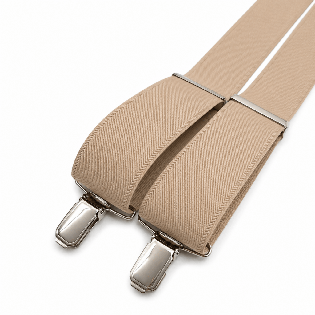 Tirantes Basic Beige Oscuro artesanales para hombre fabricados a mano en España con cinta elástica de algodón de alta calidad de 35 mm de ancho, diseño clásico en forma de Y, pieza trasera de piel natural negra y pinzas metálicas acabado níquel. Elegantes tirantes beige oscuro ideales para bodas, novios, padrinos, invitados, comuniones, bautizos, graduaciones, eventos, celebraciones y uso diario. Complemento masculino premium que combina perfectamente con trajes azul marino, gris, beige, camel, marrón o negro y camisas blancas, azul claro, marfil, crema o rosa. Accesorio artesanal fabricado en nuestro taller de Murcia con materiales de máxima calidad, resistente, cómodo, duradero y perfecto para regalar. ALT SEO (English) – (+100 words) Basic Dark Beige Suspenders for men handcrafted in Spain using premium elastic cotton with a classic Y-back design, 35 mm width, genuine black leather back piece and strong nickel metal clips. These elegant dark beige suspenders are handmade in our workshop in Murcia and offer comfort, durability and a perfect fit for everyday wear or formal occasions. Ideal for weddings, grooms, best men, guests, baptisms, communions, business events and special celebrations. They match perfectly with navy blue, grey, beige, camel, brown or black suits and white, ivory, light blue or cream shirts. A premium men's accessory and an excellent gift made with traditional Spanish craftsmanship. ALT SEO (Français) – (+100 mots) Bretelles Basic Beige Foncé pour homme fabriquées artisanalement en Espagne avec une bande élastique en coton de haute qualité, largeur de 35 mm, forme classique en Y, pièce arrière en cuir véritable noir et solides pinces métalliques finition nickel. Ces bretelles élégantes sont réalisées à la main dans notre atelier de Murcie et offrent confort, résistance et maintien parfait tout au long de la journée. Idéales pour les mariages, les mariés, les témoins, les invités, les baptêmes, les communions, les cérémonies et les événements professionnels. Elles s'associent parfaitement avec des costumes bleu marine, gris, beige, camel, marron ou noir ainsi qu'avec des chemises blanches, ivoire, bleu ciel ou crème. Cadeau raffiné et accessoire masculin haut de gamme. ALT SEO (Italiano) – (+100 parole) **Bretelle Basic Beige Scuro da uomo realizzate artigianalmente a mano in Spagna con elastico di cotone di alta qualità, larghezza di 35 mm, classico design a Y, inserto posteriore in vera pelle nera e robuste clip metalliche con finitura nichel. Queste eleganti bretelle sono prodotte nel nostro laboratorio di Murcia e garantiscono comfort, resistenza e una perfetta vestibilità durante tutta la giornata. Ideali per matrimoni, sposi, testimoni, invitati, battesimi, comunioni, eventi aziendali e occasioni speciali. Si abbinano perfettamente ad abiti blu navy, grigi, beige, cammello, marroni o neri e a camicie bianche, avorio, azzurre o color crema. Un accessorio maschile elegante, esclusivo e perfetto da regalare.