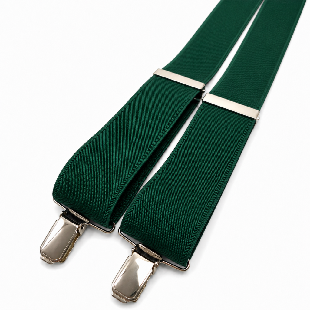 Tirantes Basic Verde Oscuro artesanales para hombre fabricados a mano en España con cinta elástica de algodón de alta calidad de 35 mm de ancho, diseño clásico en forma de Y, pinzas metálicas acabado níquel y pieza trasera de piel natural negra. Complemento elegante y exclusivo ideal para bodas, novios, padrinos, invitados, comuniones, bautizos, graduaciones y eventos. Su color verde oscuro combina perfectamente con trajes azul marino, gris, negro, beige, camel y verde botella, así como con camisas blancas, azul claro, gris perla o marfil. Accesorio masculino premium elaborado artesanalmente en nuestro taller de Murcia para quienes buscan calidad, comodidad, resistencia y elegancia. ALT SEO (English) Basic Dark Green Suspenders for men handcrafted in Spain using premium elastic cotton with a classic 35 mm Y-back design. These elegant suspenders feature strong nickel metal clips and a genuine black leather back piece for maximum durability and comfort. The sophisticated dark green colour pairs perfectly with navy blue, grey, black, beige, camel and bottle green suits, as well as white, light blue, ivory and grey shirts. Ideal for weddings, grooms, best men, guests, baptisms, communions, business events and formal occasions. Handmade in our workshop in Murcia, Spain, offering premium craftsmanship, timeless style, comfort and exceptional quality. ALT SEO (Français) Bretelles Basic Vert Foncé pour homme fabriquées artisanalement à la main en Espagne dans notre atelier de Murcie. Réalisées en coton élastique de haute qualité avec une largeur de 35 mm, une forme classique en Y, des pinces métalliques finition nickel et une pièce arrière en cuir naturel noir. Leur élégant coloris vert foncé s'accorde parfaitement avec des costumes bleu marine, gris, noir, beige, camel ou vert bouteille ainsi qu'avec des chemises blanches, bleu clair, ivoire ou gris clair. Idéales pour les mariages, les mariés, les témoins, les invités, les baptêmes, les communions, les cérémonies et les événements élégants. Bretelles haut de gamme confortables et durables fabriquées à la main en Espagne. ALT SEO (Italiano) **Bretelle Basic Verde Scuro da uomo realizzate artigianalmente a mano nel nostro laboratorio di Murcia, in Spagna. Prodotte con elastico in cotone di alta qualità largo 35 mm, classico design a Y, clip metalliche con finitura nichel e parte posteriore in vera pelle nera. Il raffinato colore verde scuro si abbina perfettamente ad abiti blu navy, grigi, neri, beige, cammello e verde bottiglia, oltre a camicie bianche, azzurre, avorio e grigio chiaro. Ideali per matrimoni, sposi, testimoni, invitati, battesimi, comunioni, eventi eleganti e occasioni speciali. Accessorio maschile premium, comodo, resistente e realizzato interamente a mano in Spagna con materiali di alta qualità.