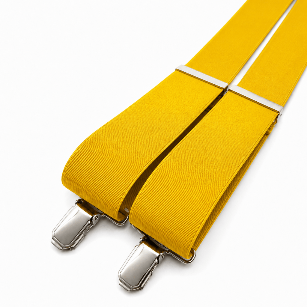 Tirantes Basic Mostaza para hombre fabricados artesanalmente a mano en España. Tirantes de algodón elástico de alta calidad con elegante color mostaza, diseño liso, forma de Y, anchura de 35 mm, pieza trasera de piel natural negra y pinzas metálicas acabado níquel. Complemento masculino ideal para bodas, novios, padrinos, invitados, comuniones, bautizos, graduaciones y eventos especiales. Perfectos para combinar con trajes azul marino, gris, beige, camel, verde botella, marrón o negro y camisas blancas, azul claro, crema o marfil. Accesorio elegante, cómodo, resistente y fabricado artesanalmente en nuestro taller de Murcia. Tirantes premium hechos a mano para vestir con estilo, personalidad y máxima calidad. ALT SEO (English) +100 words Basic Mustard Suspenders for men, handcrafted in Spain using premium elastic cotton. Elegant mustard color with a classic plain design, 35 mm width, traditional Y-back construction, genuine black leather back patch and durable nickel metal clips. Handmade in our workshop in Murcia using high-quality materials for maximum comfort and durability. Perfect men's accessory for weddings, grooms, best men, wedding guests, baptisms, communions, business events and formal occasions. These premium suspenders pair beautifully with navy blue, grey, beige, camel, olive green, bottle green or black suits and white, light blue or cream shirts. Stylish handcrafted suspenders designed for timeless elegance and everyday comfort. ALT SEO (Français) +100 mots Bretelles Basic couleur moutarde pour homme fabriquées artisanalement à la main en Espagne avec un coton élastique de haute qualité. Modèle uni élégant de 35 mm de largeur avec forme classique en Y, pièce arrière en cuir naturel noir et solides pinces métalliques finition nickel. Fabriquées dans notre atelier de Murcie avec un grand soin du détail et des matériaux premium. Accessoire idéal pour les mariages, les mariés, les témoins, les invités, les baptêmes, les communions, les cérémonies et les événements professionnels. Elles s'accordent parfaitement avec des costumes bleu marine, gris, beige, camel, vert bouteille ou noir ainsi qu'avec des chemises blanches, bleu clair ou ivoire. ALT SEO (Italiano) +100 parole Bretelle Basic color senape da uomo realizzate artigianalmente a mano in Spagna con cotone elastico di alta qualità. Modello liscio dal design classico con larghezza di 35 mm, forma a Y, parte posteriore in vera pelle nera e robuste clip metalliche con finitura nichel. Prodotte nel nostro laboratorio artigianale di Murcia con materiali premium per garantire comfort, durata ed eleganza. Accessorio ideale per matrimoni, sposi, testimoni, invitati, comunioni, battesimi, eventi aziendali e occasioni speciali. Si abbinano perfettamente ad abiti blu navy, grigi, beige, cammello, verde oliva, verde bottiglia o neri e a camicie bianche, azzurre, color crema o avorio, offrendo uno stile raffinato e senza tempo.