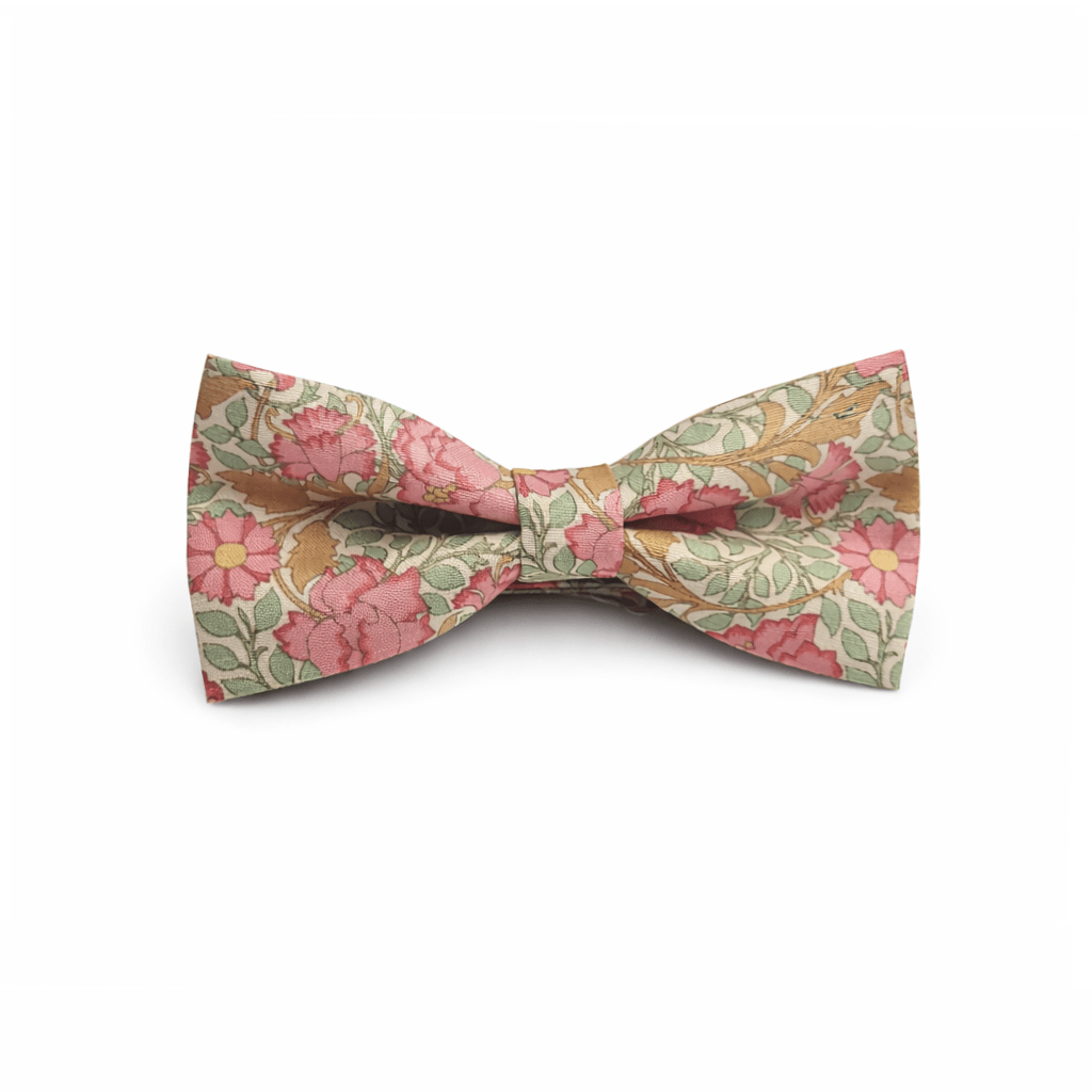 Pajarita de claveles rosa hecha a mano en España con tejido de algodón 100% premium. Pajarita floral elegante con estampado de flores en tonos rosa, verde y beige ideal para bodas, eventos, celebraciones y looks formales o casual elegantes. Complemento masculino original y sofisticado perfecto para combinar con traje, americana o camisa. Pajarita artesanal de alta calidad con cierre ajustable y estructura reforzada que mantiene su forma. Accesorio de moda para hombre con diseño floral romántico y moderno. Pajarita elegante para novio, invitado o eventos especiales. Producto artesanal español ideal para regalo. 🇬🇧 English (ALT) Handmade pink carnation bow tie crafted in Spain using 100% premium cotton fabric. Elegant floral bow tie featuring a detailed pattern in pink, green and beige tones, perfect for weddings, formal events, parties or smart casual outfits. Stylish men’s accessory designed to stand out with a sophisticated and modern floral look. High-quality artisan bow tie with adjustable strap and durable inner structure to maintain shape all day. Ideal fashion accessory for groom, guest or special occasions. Unique handmade Spanish bow tie perfect as a gift or for elegant styling. 🇫🇷 Français (ALT) Nœud papillon à motif œillets roses fabriqué à la main en Espagne avec un tissu 100% coton premium. Nœud papillon floral élégant avec un imprimé en tons rose, vert et beige, idéal pour mariages, événements, cérémonies et tenues chic ou casual. Accessoire de mode pour homme au style raffiné, romantique et moderne. Nœud papillon artisanal de haute qualité avec sangle ajustable et structure renforcée pour maintenir sa forme parfaite toute la journée. Idéal pour marié, invité ou occasions spéciales. Produit artisanal espagnol parfait comme idée cadeau élégante. 🇮🇹 Italiano (ALT) Papillon con garofani rosa fatto a mano in Spagna con tessuto 100% cotone premium. Papillon floreale elegante con motivo in tonalità rosa, verde e beige ideale per matrimoni, eventi, cerimonie e outfit eleganti o casual chic. Accessorio da uomo raffinato e originale con design moderno e romantico. Papillon artigianale di alta qualità con chiusura regolabile e struttura interna resistente che mantiene la forma perfetta. Ideale per sposo, invitato o occasioni speciali. Prodotto artigianale spagnolo perfetto come regalo elegante.