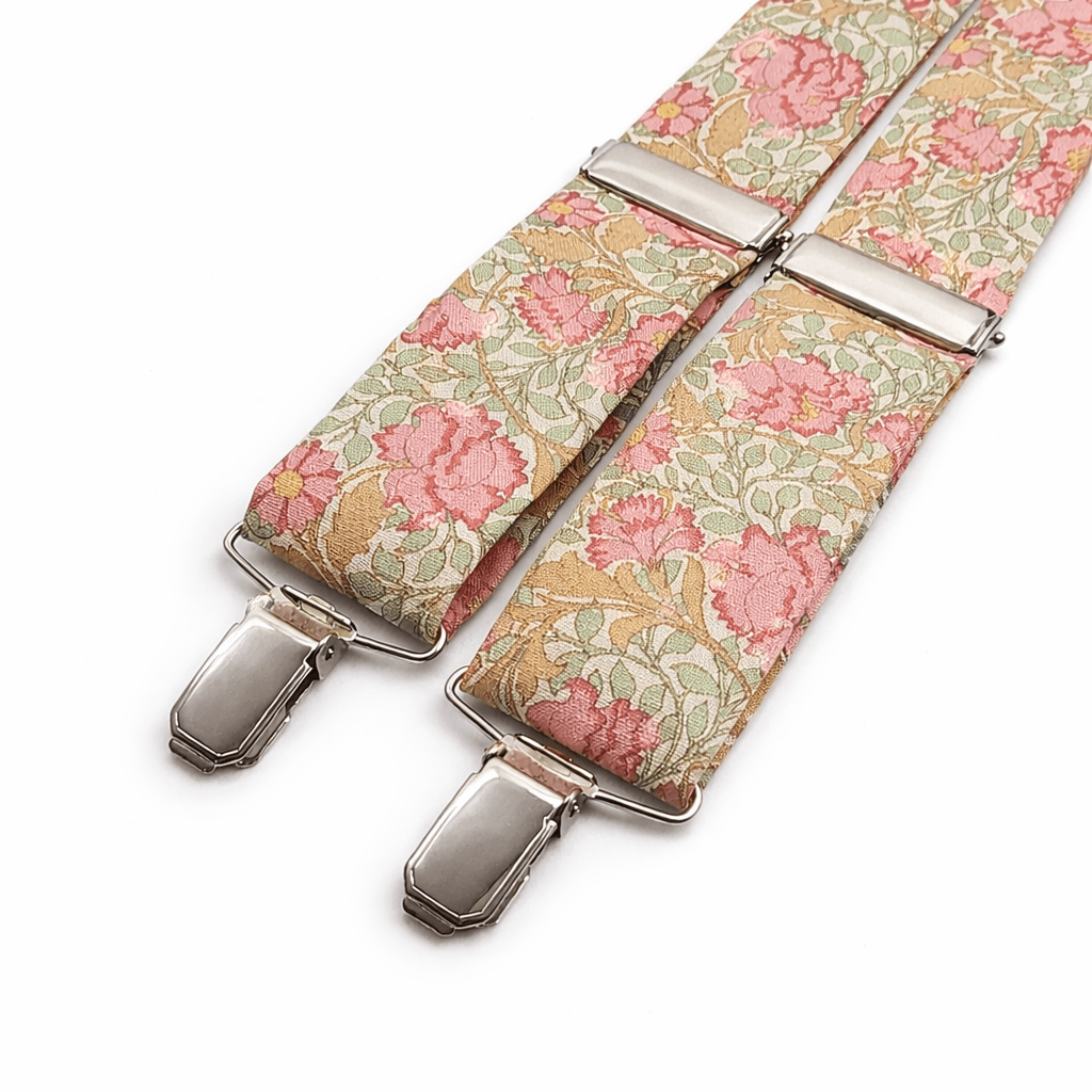 Tirantes de claveles rosa para hombre con diseño floral elegante en tonos rosa, verde y beige sobre fondo claro. Tirantes hechos a mano en España con algodón 100% premium, tirantes en forma de Y con pinzas metálicas resistentes y refuerzo trasero en piel. Complemento ideal para bodas, eventos, trajes formales o looks casual elegantes. Tirantes originales, tirantes de vestir, tirantes vintage con estilo sofisticado. Accesorio masculino de alta calidad, cómodo, duradero y moderno, perfecto como regalo para hombre. Tirantes florales elegantes que aportan personalidad, estilo y distinción a cualquier outfit. 🇬🇧 English Pink carnation suspenders for men featuring an elegant floral design in pink, green and beige tones on a light background. Handmade suspenders crafted in Spain using 100% premium cotton, Y-back style with strong metal clips and leather back reinforcement. Perfect accessory for weddings, formal suits, vintage outfits or smart casual looks. Stylish and original men’s suspenders designed for comfort, durability and elegance. High-quality floral suspenders that add personality and sophistication to any outfit. Ideal gift for men looking for unique fashion accessories with a refined and modern touch. 🇫🇷 Français Bretelles homme à motif œillets roses avec design floral élégant dans des tons rose, vert et beige sur fond clair. Bretelles fabriquées à la main en Espagne avec coton 100% premium, forme en Y avec pinces métalliques résistantes et renfort arrière en cuir. Accessoire idéal pour mariages, événements, costumes formels ou looks casual chic. Bretelles originales, style vintage et élégant, offrant confort, durabilité et qualité supérieure. Parfait comme cadeau pour homme recherchant un accessoire unique, raffiné et moderne. Bretelles florales qui apportent style, personnalité et distinction à toute tenue. 🇮🇹 Italiano Bretelle uomo con motivo floreale di garofani rosa in tonalità rosa, verde e beige su fondo chiaro. Bretelle artigianali fatte a mano in Spagna con cotone 100% premium, modello a Y con clip metalliche resistenti e rinforzo posteriore in pelle. Accessorio perfetto per matrimoni, eventi eleganti, abiti formali o look casual raffinati. Bretelle originali, stile vintage e moderno, comode e resistenti. Ideali come regalo per uomo che cerca accessori di qualità con un tocco distintivo. Bretelle floreali eleganti che aggiungono personalità e stile a qualsiasi outfit.