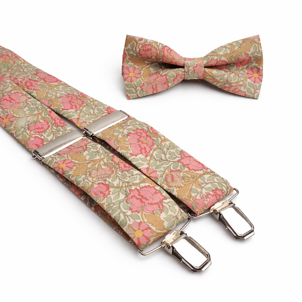 Pajarita y tirantes de tela de claveles rosa para hombre hechos a mano en España, conjunto elegante floral con estampado de flores rosas sobre fondo beige, tirantes de tela en forma de Y con clips metálicos y pajarita ajustable, complemento ideal para bodas, eventos y estilo elegante masculino, pack de tirantes y pajarita artesanal de algodón de alta calidad, accesorios de moda para hombre con diseño floral romántico, tirantes resistentes con acabado en níquel, conjunto perfecto para novio o invitado 🇬🇧 English (corrected) Pink carnation bow tie and fabric suspenders set for men handmade in Spain, elegant floral accessory with pink flower pattern on beige background, fabric Y-back suspenders with strong metal clips and adjustable bow tie, perfect outfit for weddings and formal events, high quality cotton bow tie and braces set, stylish men’s accessory with romantic floral design, premium handmade product 🇫🇷 Français (corrigé) Noeud papillon et bretelles en tissu à motif œillets roses pour homme fabriqués à la main en Espagne, ensemble élégant floral avec motif de fleurs roses sur fond beige, bretelles en tissu en forme de Y avec pinces métalliques solides et noeud papillon ajustable, accessoire parfait pour mariages et événements, produit artisanal en coton de haute qualité 🇮🇹 Italiano (corretto) Papillon e bretelle in tessuto con motivo di garofani rosa da uomo fatti a mano in Spagna, set elegante floreale con stampa di fiori rosa su fondo beige, bretelle in tessuto a forma di Y con clip metalliche resistenti e papillon regolabile, accessorio perfetto per matrimoni ed eventi, prodotto artigianale in cotone di alta qualità