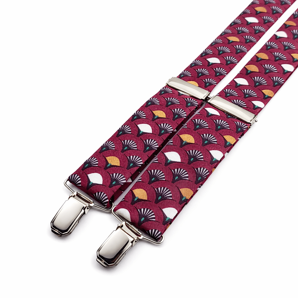 Tirantes Alejandría elegantes para hombre con diseño estampado geométrico en tonos burdeos, blanco y mostaza. Tirantes hechos a mano en España con algodón 100% de alta calidad, tirantes en forma de Y con pinzas metálicas resistentes y acabado en níquel. Complemento ideal para trajes, bodas, eventos formales y looks vintage. Tirantes originales y modernos para hombre que buscan estilo, elegancia y distinción. Accesorio masculino premium perfecto para combinar con camisa, pantalón de vestir o outfit casual elegante. Tirantes de vestir cómodos, resistentes y duraderos fabricados artesanalmente en España. 🇬🇧 English (ALT) Alejandría suspenders for men with elegant geometric pattern in burgundy, white and mustard tones. Handmade suspenders crafted in Spain using 100% premium cotton, featuring a Y-back design with strong metal clips and nickel finish. Perfect men’s accessory for suits, weddings, formal events and vintage style outfits. Stylish and original suspenders designed for modern men looking for elegance and distinction. Comfortable and durable dress suspenders ideal to pair with shirts and formal trousers. High quality handcrafted men’s suspenders made in Spain. 🇫🇷 Français (ALT) Bretelles Alejandría élégantes pour homme avec motif géométrique en tons bordeaux, blanc et moutarde. Bretelles fabriquées à la main en Espagne avec coton 100% premium, design en Y avec pinces métalliques résistantes finition nickel. Accessoire idéal pour costumes, mariages, événements élégants et looks vintage. Bretelles originales et modernes pour homme recherchant style, élégance et distinction. Bretelles confortables et durables parfaites pour chemise et pantalon habillé. Produit artisanal de haute qualité fabriqué en Espagne. 🇮🇹 Italiano (ALT) Bretelle Alejandría eleganti da uomo con motivo geometrico in tonalità bordeaux, bianco e senape. Bretelle artigianali fatte a mano in Spagna in cotone 100% premium, design a Y con clip metalliche resistenti e finitura nichel. Accessorio perfetto per abiti eleganti, matrimoni ed eventi formali o stile vintage. Bretelle originali e moderne per uomo che cerca stile ed eleganza. Comode, resistenti e di alta qualità, ideali da abbinare a camicie e pantaloni eleganti. Bretelle da uomo artigianali made in Spain.