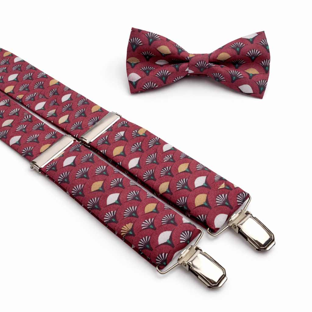 Pajarita y tirantes Alejandría para hombre con diseño elegante en tonos burdeos y estampado geométrico sofisticado, conjunto artesanal hecho en España ideal para bodas, eventos y ocasiones especiales, pack de pajarita y tirantes elásticos con clips metálicos de alta calidad, accesorios masculinos premium para looks formales y casual elegante, pajarita de algodón con forma estructurada y tirantes en Y cómodos y resistentes, complemento perfecto para traje, camisa blanca o outfit moderno, moda masculina exclusiva, regalo original para hombre elegante, conjunto de pajarita y tirantes originales para invitados de boda o celebraciones, estilo vintage contemporáneo con acabado profesional. 🇬🇧 English (ALT) Men’s Alejandría bow tie and suspenders set featuring an elegant burgundy tone with sophisticated geometric pattern, handmade in Spain using high-quality cotton fabric, perfect accessory set for weddings, formal events and stylish occasions, premium men’s fashion accessories including adjustable bow tie and elastic Y-back suspenders with durable metal clips, ideal for pairing with suits, white shirts or smart casual outfits, modern and vintage inspired design combining elegance and personality, unique gift idea for men, fashionable and stylish accessory set for grooms, guests and formal dressing, high-end craftsmanship and refined details for a polished look. 🇫🇷 Français (ALT) Ensemble nœud papillon et bretelles Alejandría pour homme avec motif géométrique élégant en couleur bordeaux, fabrication artisanale en Espagne avec tissu en coton de haute qualité, accessoire parfait pour mariages, événements formels et occasions spéciales, bretelles élastiques en forme de Y avec clips métalliques résistants et nœud papillon ajustable, idéal pour compléter un costume, une chemise blanche ou une tenue chic décontractée, style raffiné entre vintage et moderne, accessoire masculin haut de gamme, idée cadeau originale pour homme élégant, ensemble de mode masculine conçu pour invités de mariage ou tenues sophistiquées avec finition professionnelle. 🇮🇹 Italiano (ALT) Set papillon e bretelle Alejandría da uomo con elegante motivo geometrico in tonalità bordeaux, realizzato artigianalmente in Spagna con cotone di alta qualità, accessorio perfetto per matrimoni, eventi formali e occasioni speciali, bretelle elastiche a forma di Y con clip in metallo resistenti e papillon regolabile, ideale per abbinamenti con abiti eleganti, camicie bianche o outfit casual chic, design moderno con ispirazione vintage, accessori moda uomo di fascia alta, idea regalo originale per uomo elegante, completo papillon e bretelle raffinato per invitati a cerimonie e look sofisticati con finiture curate.