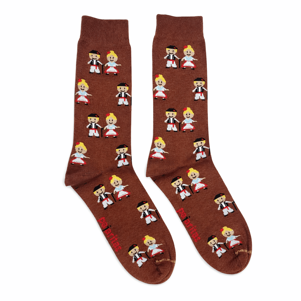 Calcetines Huertanos Murcia Marrón fabricados en España con diseño original del Bando de la Huerta. Calcetines marrones con estampado de huertanos murcianos tradicionales. Talla 40-46, algodón peinado, cómodos, transpirables y resistentes. Regalo original murciano, moda con identidad regional, calcetines divertidos hechos en España para hombre. 🇬🇧 English Huertanos Murcia Brown Socks made in Spain featuring traditional Bando de la Huerta design. Brown socks with Murcian farmer costume pattern. Size 40-46, combed cotton, breathable and comfortable. Original Spanish socks, cultural fashion accessory, gift idea from Murcia, high-quality men’s socks with traditional Spanish style. 🇮🇹 Italiano Calzini Huertanos Murcia Marrone prodotti in Spagna con design tradizionale del Bando de la Huerta. Calzini marroni con stampa costume tipico murciano. Taglia 40-46, cotone pettinato, comodi e traspiranti. Accessorio moda originale spagnolo, idea regalo dalla Murcia, calzini uomo di qualità con stile tradizionale. 🇫🇷 Français Chaussettes Huertanos Murcia Marron fabriquées en Espagne avec design traditionnel du Bando de la Huerta. Chaussettes marron avec motif costume typique murcien. Taille 40-46, coton peigné, confortables et respirantes. Accessoire mode espagnol original, idée cadeau de Murcie, chaussettes homme de qualité au style traditionnel.