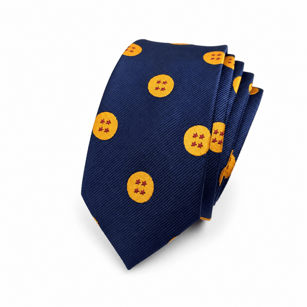 Corbata Goku Azul artesanal para hombre fabricada completamente a mano en nuestro taller de Murcia, España. Corbata de algodón premium con elegante fondo azul marino decorado con esferas naranjas y estrellas rojas inspiradas en el universo del anime. Diseño exclusivo, moderno y sofisticado perfecto para bodas, novios, invitados, comuniones, bautizos, ceremonias, graduaciones, eventos y celebraciones especiales. Corbata de 150 cm de largo y 6 cm de ancho con excelente caída y acabado artesanal. Complemento elegante para combinar con trajes azul marino, negro, gris marengo, gris oscuro o verde botella junto con camisas blancas, azules o grises. Regalo original para amantes del anime, la artesanía española y la moda masculina de calidad. ALT SEO (English) (+100 words) Handmade Goku Blue tie for men carefully crafted in our artisan workshop in Murcia, Spain. Premium cotton necktie featuring an elegant navy blue background decorated with bright orange dragon spheres and red stars inspired by one of the world's most iconic anime series. This exclusive men's tie combines classic elegance with modern style, making it perfect for weddings, grooms, groomsmen, wedding guests, baptisms, communions, business events, graduations and formal celebrations. Measuring 150 cm long and 6 cm wide, it offers an elegant fit, excellent knot shape and outstanding comfort. Ideal gift for anime fans, collectors and men looking for a unique handcrafted tie made in Spain with premium quality materials. ALT SEO (Français) (+100 mots) Cravate Goku Bleue artisanale pour homme fabriquée entièrement à la main dans notre atelier de Murcie, en Espagne. Cette cravate en coton de haute qualité présente un élégant fond bleu marine décoré de sphères orange avec des étoiles rouges inspirées d'un célèbre univers de manga et d'animation japonaise. Son design raffiné permet de porter un accessoire original tout en conservant une élégance parfaite. Avec ses dimensions de 150 cm de longueur et 6 cm de largeur, elle convient parfaitement aux mariages, aux mariés, aux invités, aux baptêmes, aux communions, aux cérémonies, aux événements professionnels et aux fêtes élégantes. Une excellente idée cadeau pour les passionnés d'animation japonaise et d'artisanat espagnol. ALT SEO (Italiano) (+100 parole) Cravatta Goku Blu artigianale da uomo realizzata interamente a mano nel nostro laboratorio artigianale di Murcia, in Spagna. Questa elegante cravatta in cotone premium presenta un raffinato sfondo blu navy decorato con sfere arancioni e stelle rosse ispirate al celebre universo degli anime giapponesi. Il design esclusivo unisce eleganza classica e stile moderno, rendendola ideale per matrimoni, sposi, invitati, comunioni, battesimi, cerimonie, eventi aziendali, lauree e occasioni speciali. Con una lunghezza di 150 cm e una larghezza di 6 cm offre una vestibilità moderna, un nodo perfetto e un'eccellente caduta. È anche un regalo originale per appassionati di anime, moda maschile e prodotti artigianali di alta qualità realizzati in Spagna.