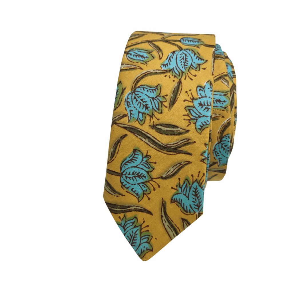 corbata floral amarilla con lirios azules • corbata lirios azules algodón artesanal • corbata estampada de flores azules fondo mostaza • corbata hecha a mano diseño floral moderno