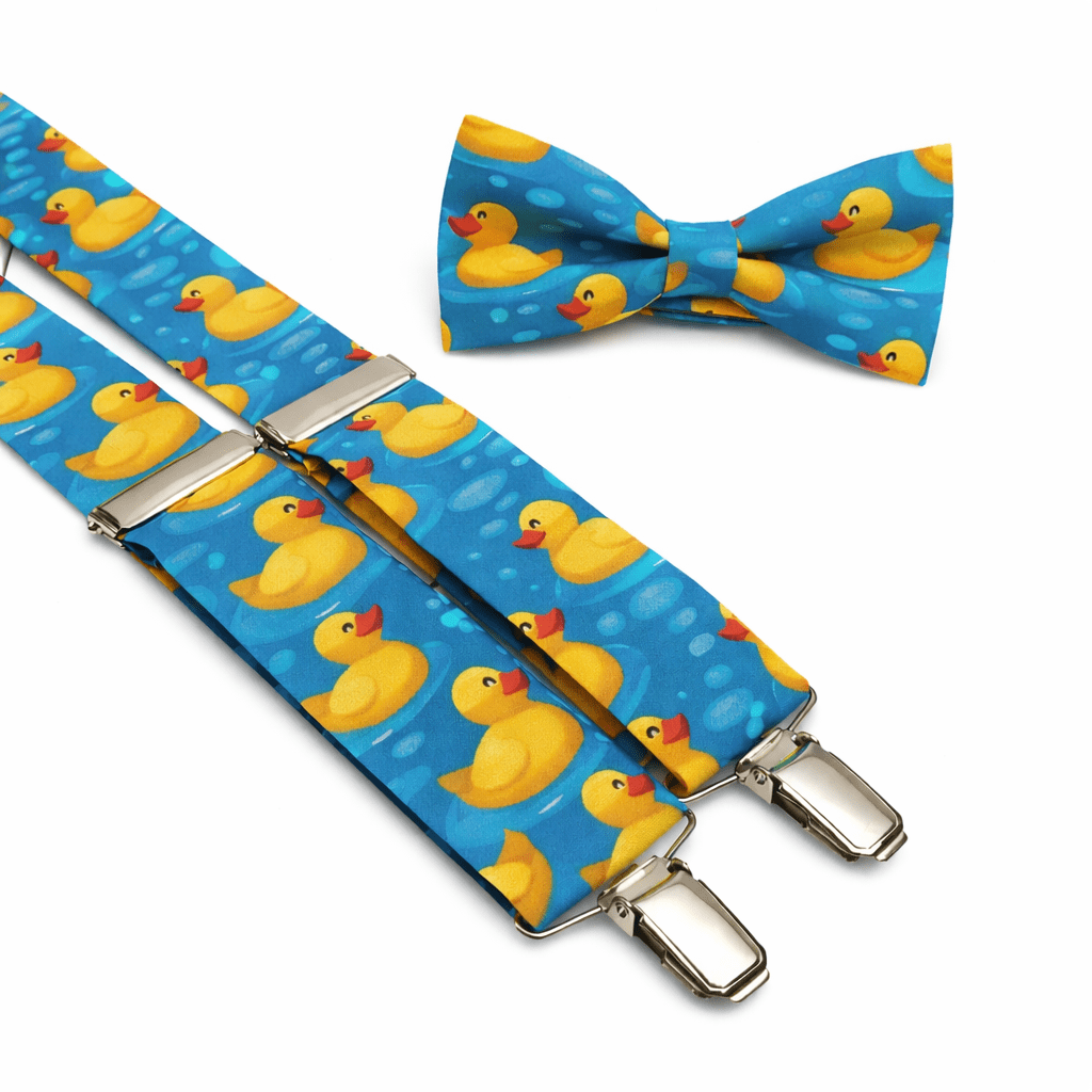 Pack pajarita y tirantes Patito de Goma con estampado de patos amarillos sobre fondo azul. Conjunto artesanal hecho a mano en España, fabricado en algodón 100%. Complementos originales para hombre, ideales para bodas, eventos y looks divertidos. Tirantes en forma de Y con clips metálicos y pajarita ajustable elegante. 🇬🇧 English Rubber Duck bow tie and suspenders set with yellow duck print on blue background. Handmade artisan men’s accessories made in Spain using 100% cotton. Fun and elegant suspenders and bow tie combo, perfect for weddings, parties, photoshoots and unique casual outfits. Y-back suspenders with metal clips. 🇮🇹 Italiano Set papillon e bretelle Patito di Gomma con stampa di paperelle gialle su sfondo blu. Accessori artigianali da uomo fatti a mano in Spagna in cotone 100%. Bretelle a Y con clip metalliche e papillon regolabile. Ideali per matrimoni, eventi, feste e look eleganti con tocco divertente. 🇫🇷 Français Ensemble nœud papillon et bretelles Patito de Goma avec imprimé canards jaunes sur fond bleu. Accessoires artisanaux faits main en Espagne en coton 100%. Bretelles forme Y avec pinces métalliques et nœud papillon réglable. Parfait pour mariages, événements, séances photo et tenues originales élégantes.