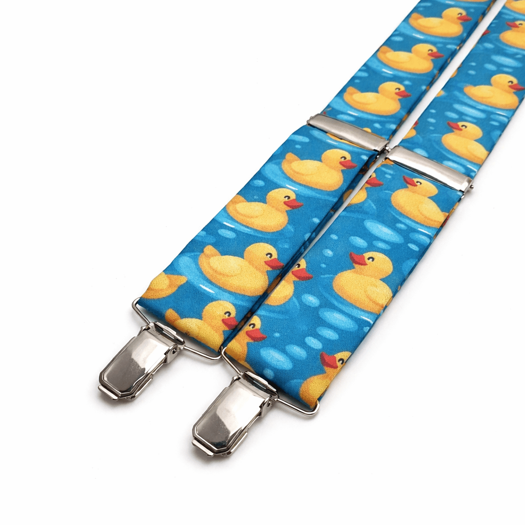 Tirantes patito de goma artesanales hechos a mano en España, tirantes azules con estampado de patos amarillos, tirantes divertidos hombre, tirantes originales boda, tirantes vintage elásticos en Y, tirantes algodón diseño infantil adulto, complementos elegantes con dibujos, tirantes coloridos fiesta evento, tirantes premium con pinzas metálicas, accesorios moda masculina creativa. 🇬🇧 English (ALT) Handmade rubber duck suspenders made in Spain, blue suspenders with yellow duck print, funny men’s suspenders, novelty wedding suspenders, vintage Y-back braces, cotton printed suspenders, playful fashion accessories, colorful suspenders for events, premium suspenders with metal clips, unique men’s outfit accessory, retro duck pattern braces. 🇮🇹 Italiano (ALT) Bretelle patito di gomma fatte a mano in Spagna, bretelle blu con stampa paperelle gialle, bretelle uomo divertenti, bretelle originali matrimonio, bretelle vintage a Y, bretelle cotone stampato, accessori moda creativi uomo, bretelle colorate evento festa, bretelle premium con clip metalliche, bretelle fantasia retrò paperelle. 🇫🇷 Français (ALT) Bretelles canard en caoutchouc faites main en Espagne, bretelles bleues imprimé canards jaunes, bretelles homme originales, bretelles mariage fantaisie, bretelles vintage dos en Y, bretelles coton imprimé, accessoires mode colorés homme, bretelles événement festif, bretelles premium clips métal, bretelles motif canard rétro.