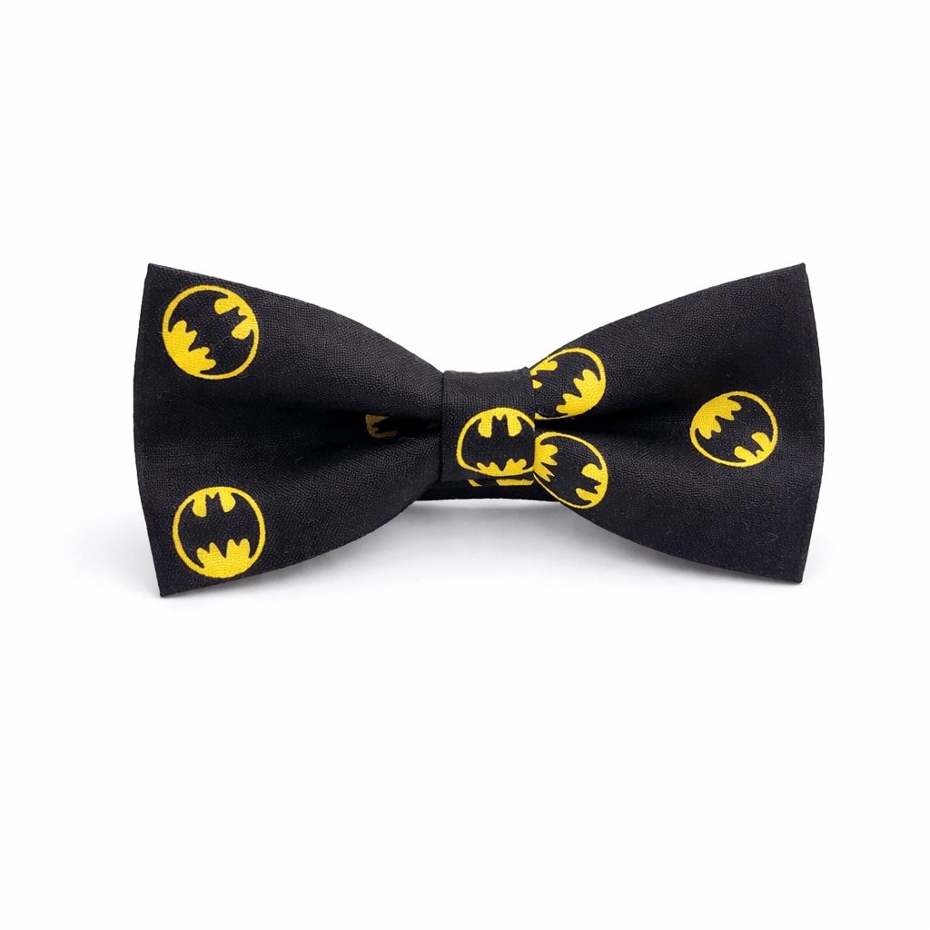 Pajarita Caballero Oscuro artesanal de algodón negro con estampado de murciélagos amarillos estilo superhéroe. Complemento elegante hecho a mano en España, ideal para bodas, eventos temáticos, looks geek y regalos originales. Pajarita friki premium con cierre ajustable, diseño exclusivo inspirado en cómic, perfecta para hombres con estilo diferente. 🇬🇧 English (Alt Text) Handmade Dark Knight bow tie in black cotton with yellow bat superhero pattern. Artisan bow tie made in Spain, perfect for geek outfits, themed weddings, comic fans and unique gifts. Adjustable strap, premium fabric and elegant structure. A stylish novelty bow tie inspired by classic superhero aesthetics. 🇮🇹 Italiano (Alt Text) Papillon artigianale Caballero Oscuro in cotone nero con stampa pipistrello giallo stile supereroe. Farfallino fatto a mano in Spagna, ideale per matrimoni tematici, eventi geek e regali originali. Design esclusivo fumetto, tessuto premium, chiusura regolabile ed elegante struttura rinforzata. 🇫🇷 Français (Alt Text) Nœud papillon Caballero Oscuro artisanal en coton noir avec motif chauve-souris jaune style super-héros. Fabriqué à la main en Espagne, parfait pour mariages à thème, looks geek et cadeaux originaux. Tissu premium, structure renforcée, attache réglable. Accessoire élégant inspiré de l’univers comics. pajarita batman
