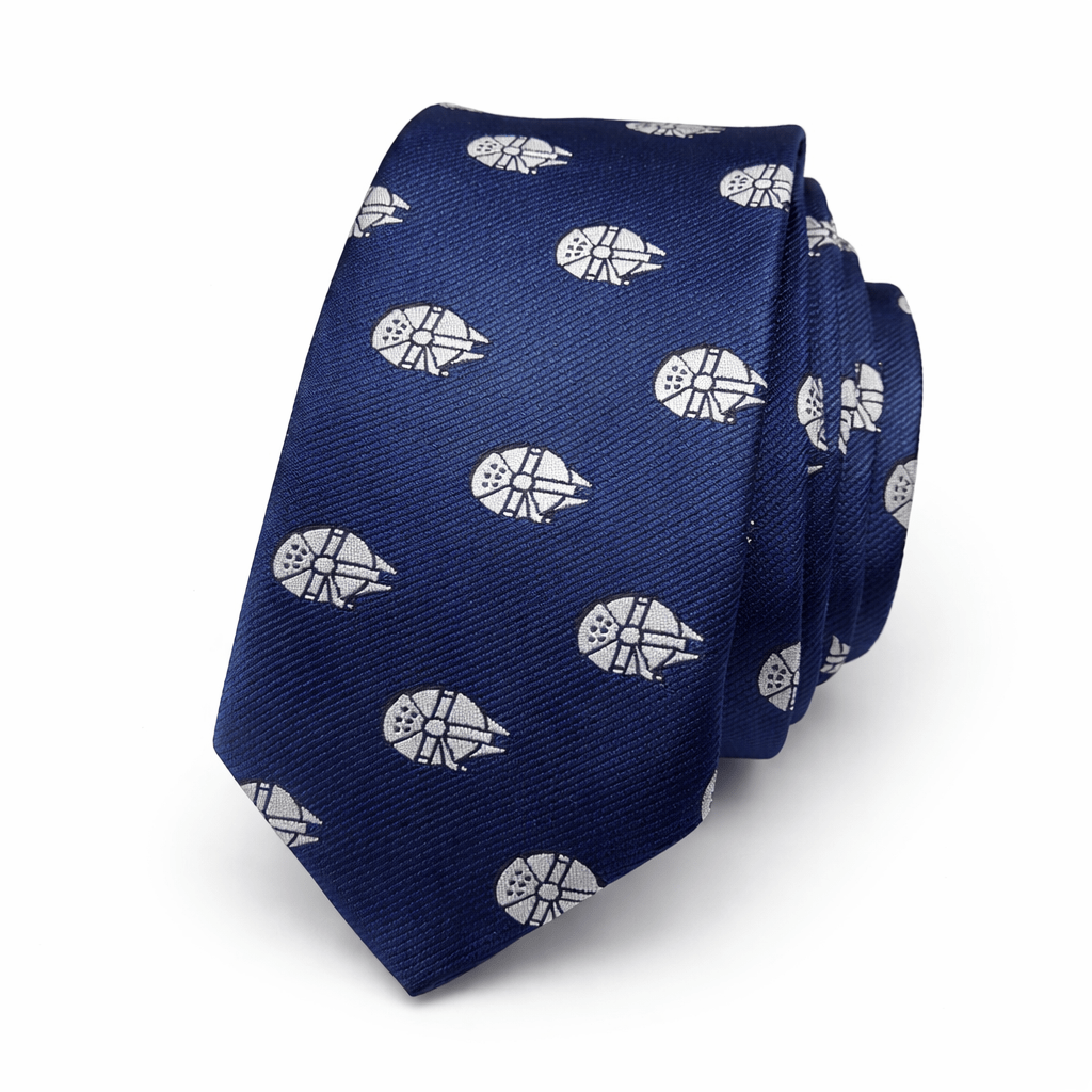 Perfecto Juanjo 👌 — te rehago todo el texto desde cero, optimizado SEO, legible para WordPress (frases cortas, voz activa, palabras clave repetidas de forma natural) y adaptado al producto real de la imagen. 🧵 Descripción SEO optimizada Corbata “Nave Imperial” – Corbata azul marino artesanal con diseño galáctico La corbata Nave Imperial es un complemento masculino elegante inspirado en el universo espacial y la estética galáctica. Su diseño combina sofisticación clásica con un estampado temático moderno, ideal para hombres que buscan diferenciarse con estilo propio. Está confeccionada de forma artesanal con tejido azul marino de alta calidad. El estampado repetido de naves imperiales en tono plateado crea un contraste limpio, equilibrado y visualmente atractivo. El resultado es una corbata original, pero perfectamente combinable con trajes formales. Gracias a su estructura interior reforzada, el nudo mantiene una forma firme y elegante durante toda la jornada. Su caída es natural, cómoda y profesional, pensada para eventos, oficina o celebraciones temáticas. Es un accesorio versátil que une moda, cultura pop y artesanía textil en una sola pieza. ✂️ Características del producto Nombre: Corbata Nave Imperial Medidas: 150 cm largo x 6 cm ancho Color base: Azul marino Estampado: Naves imperiales plateadas Tejido: Algodón + poliéster premium Confección: Hecha a mano Estructura: Entretela interior reforzada Acabado: Costura artesanal de precisión Presentación: Caja regalo kraft 📍 Cuándo usar la corbata Nave Imperial ✔ Bodas y eventos elegantes ✔ Looks profesionales con personalidad ✔ Ferias, congresos o networking ✔ Regalos originales para hombre ✔ Amantes del cine y la cultura galáctica 🖼️ Texto alternativo SEO (≈60 palabras por idioma) 🇪🇸 Español Corbata azul marino con estampado de naves imperiales plateadas hecha a mano, corbata original temática galáctica elegante, complemento masculino artesanal, corbata friki elegante para traje, corbata espacial azul oscuro, diseño exclusivo hecho en España, corbata de calidad premium, accesorio hombre bodas eventos oficina regalo original corbata nave imperial. 🇬🇧 English Navy blue tie with imperial spaceship pattern handmade, elegant galaxy themed necktie, men’s artisan tie, sci-fi formal tie for suit, space design necktie premium quality, dark blue tie with silver spaceships, unique geek tie, handmade men’s accessory, wedding office gift tie, imperial ship tie design. 🇮🇹 Italiano Cravatta blu navy con astronavi imperiali fatta a mano, cravatta elegante tema galattico, accessorio uomo artigianale, cravatta fantasia spaziale per abito, cravatta blu scuro con navicelle argento, design esclusivo premium, cravatta originale geek elegante, regalo uomo, cravatta cerimonia ufficio, cravatta nave imperiale. 🇫🇷 Français Cravate bleu marine avec vaisseaux impériaux faite main, cravate thème galaxie élégante, accessoire homme artisanal, cravate spatiale pour costume, cravate bleu foncé motifs argentés, design original premium, cravate geek chic, idée cadeau homme, cravate mariage bureau, cravate vaisseau impérial.
