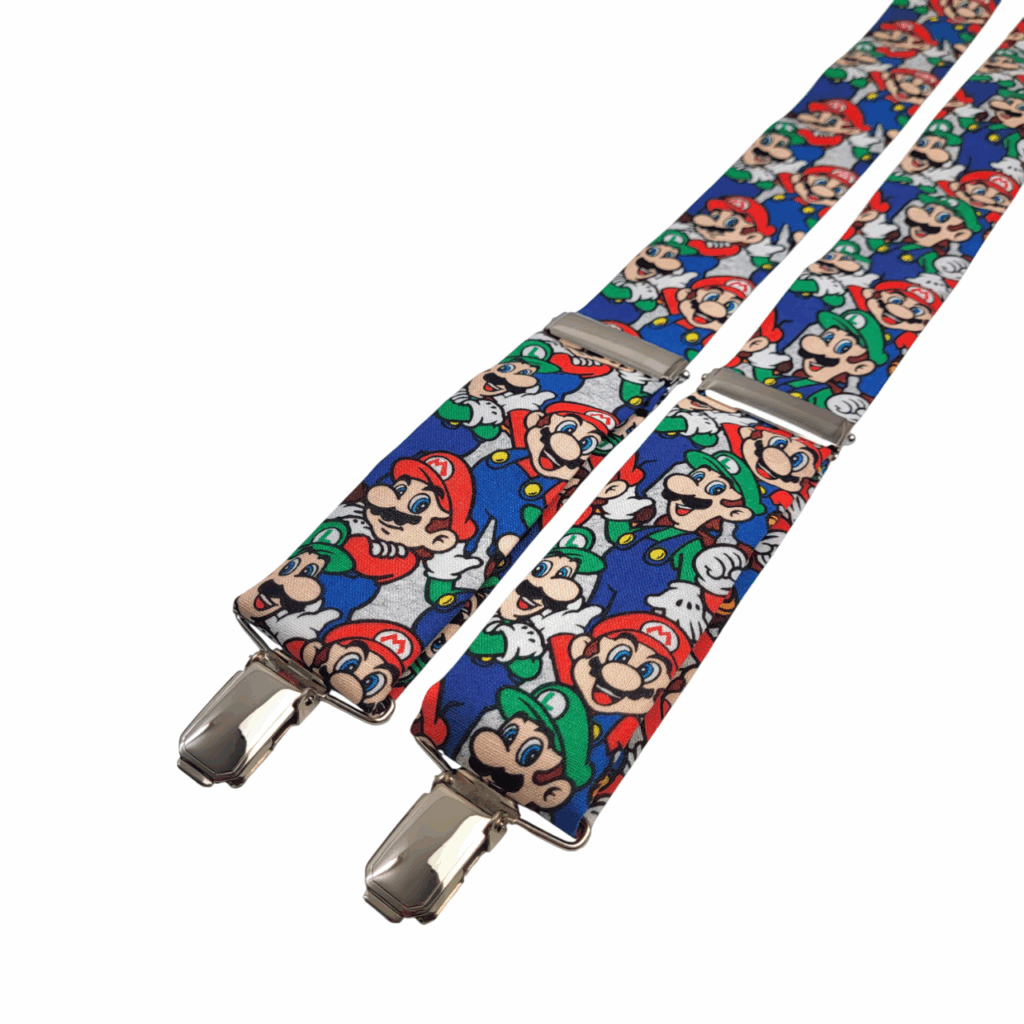 Tirantes Fontaneros estampado estilo Mario, tirantes originales azul con personajes videojuegos, tirantes artesanales hechos en España, tirantes algodón 100%, tirantes Y griega 35 mm, tirantes frikis elegantes, tirantes divertidos adultos, tirantes niño Mario, tirantes regalo original, accesorios hombre originales, tirantes con pinzas metálicas níquel, moda masculina diferente. 🇬🇧 English (Alt Text) Fontaneros suspenders Mario style print, blue original suspenders with video game characters, handmade suspenders Spain, 100% cotton suspenders, Y back 35 mm suspenders, fun novelty suspenders, geek fashion accessories, men suspenders original design, kids suspenders Mario theme, metal clip suspenders nickel finish, unique men accessories gift idea. 🇮🇹 Italiano (Alt Text) Bretelle Fontaneros stile Mario, bretelle blu con personaggi videogiochi, bretelle artigianali fatte in Spagna, bretelle cotone 100%, bretelle a Y 35 mm, bretelle originali uomo, accessori moda geek, bretelle divertenti eleganti, bretelle bambino tema Mario, bretelle con clip metalliche nichel, idea regalo uomo originale. 🇫🇷 Français (Alt Text) Bretelles Fontaneros style Mario, bretelles bleues personnages jeux vidéo, bretelles artisanales fabriquées en Espagne, bretelles coton 100%, bretelles forme Y 35 mm, bretelles originales homme, accessoires mode geek, bretelles fantaisie élégantes, bretelles enfant Mario, bretelles clips métal finition nickel, idée cadeau homme original.