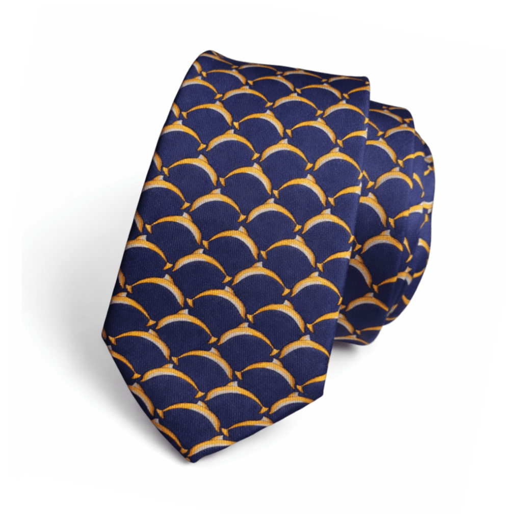 Corbata Náutica Oro azul marino con patrón geométrico dorado en seda italiana natural. Corbata elegante para hombre confeccionada artesanalmente en España. Diseño sofisticado con inspiración náutica, ideal para bodas, eventos formales y traje azul marino o gris. Corbata premium de seda con brillo sutil, textura suave y caída estructurada. 🇬🇧 English Nautica Oro navy blue tie with gold geometric pattern made of natural Italian silk. Elegant men’s tie handcrafted in Spain. Sophisticated nautical-inspired design, perfect for weddings, formal events and navy or grey suits. Premium silk tie with subtle shine, smooth texture and structured drape. 🇮🇹 Italiano Cravatta Nautica Oro blu navy con motivo geometrico dorato in seta italiana naturale. Cravatta elegante da uomo realizzata artigianalmente in Spagna. Design sofisticato di ispirazione nautica, perfetta per matrimoni, eventi formali e abiti blu o grigi. Cravatta in seta premium con lucentezza discreta e caduta fluida. 🇫🇷 Français Cravate Nautica Oro bleu marine avec motif géométrique doré en soie italienne naturelle. Cravate élégante pour homme confectionnée artisanalement en Espagne. Design raffiné d’inspiration nautique, idéale pour mariage, cérémonie et costume bleu ou gris. Cravate en soie premium avec brillance subtile et tombé structuré.