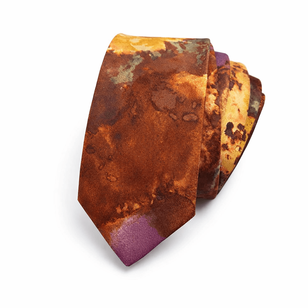 Corbata Marmol Tierra artesanal para hombre con diseño marmoleado en tonos marrón, cobre, dorado y burdeos. Corbata elegante hecha en España, ideal para bodas, eventos formales y trajes beige, azul marino o gris. Corbata original premium con textura artística inspirada en piedra natural y estilo sofisticado masculino. 🇬🇧 English Marmol Tierra tie for men featuring abstract marble design in brown, copper, gold and burgundy tones. Elegant handcrafted tie made in Spain, perfect for weddings, formal events and suits in beige, navy or grey. Premium artistic necktie inspired by natural stone textures and sophisticated masculine style. 🇮🇹 Italiano Cravatta Marmol Tierra da uomo con design marmorizzato in tonalità marrone, rame, oro e bordeaux. Cravatta elegante artigianale realizzata in Spagna, ideale per matrimoni, eventi formali e completi beige, blu navy o grigi. Accessorio premium con texture artistica ispirata alla pietra naturale e stile raffinato. 🇫🇷 Français Cravate Marmol Tierra pour homme avec motif marbré dans des tons marron, cuivre, doré et bordeaux. Cravate élégante fabriquée artisanalement en Espagne, idéale pour mariages, événements formels et costumes beige, bleu marine ou gris. Accessoire premium au style sophistiqué inspiré des textures minérales naturelles.