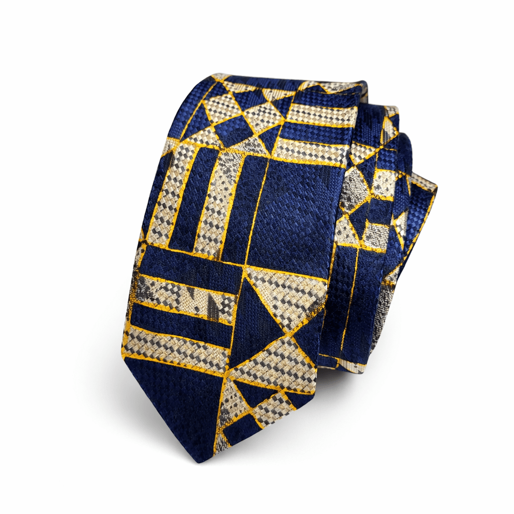 Corbata Versalles Azul elegante para hombre en azul marino con diseño geométrico dorado y beige. Corbata formal moderna ideal para bodas, eventos y traje azul o gris. Tejido premium con textura estructurada, estilo sofisticado y contemporáneo. Corbata azul marino con líneas doradas, accesorio masculino elegante para invitado o look profesional. 🇬🇧 English Versalles Blue tie for men in navy blue with golden and beige geometric pattern. Elegant formal tie perfect for weddings, business events and stylish suits. Premium fabric with structured texture and refined finish. Navy blue designer tie with gold lines, sophisticated men’s accessory for modern formal outfits. 🇮🇹 Italiano Cravatta Versalles Blu elegante da uomo in blu navy con motivo geometrico dorato e beige. Cravatta formale moderna ideale per matrimoni, eventi eleganti e abiti blu o grigi. Tessuto premium con texture strutturata e finitura raffinata. Accessorio maschile sofisticato per uno stile contemporaneo e distinto. 🇫🇷 Français Cravate Versalles Bleu élégante pour homme en bleu marine avec motif géométrique doré et beige. Cravate formelle moderne idéale pour mariage, événement chic ou costume bleu ou gris. Tissu premium avec texture structurée et finition raffinée. Accessoire masculin sophistiqué pour un style élégant et contemporain.