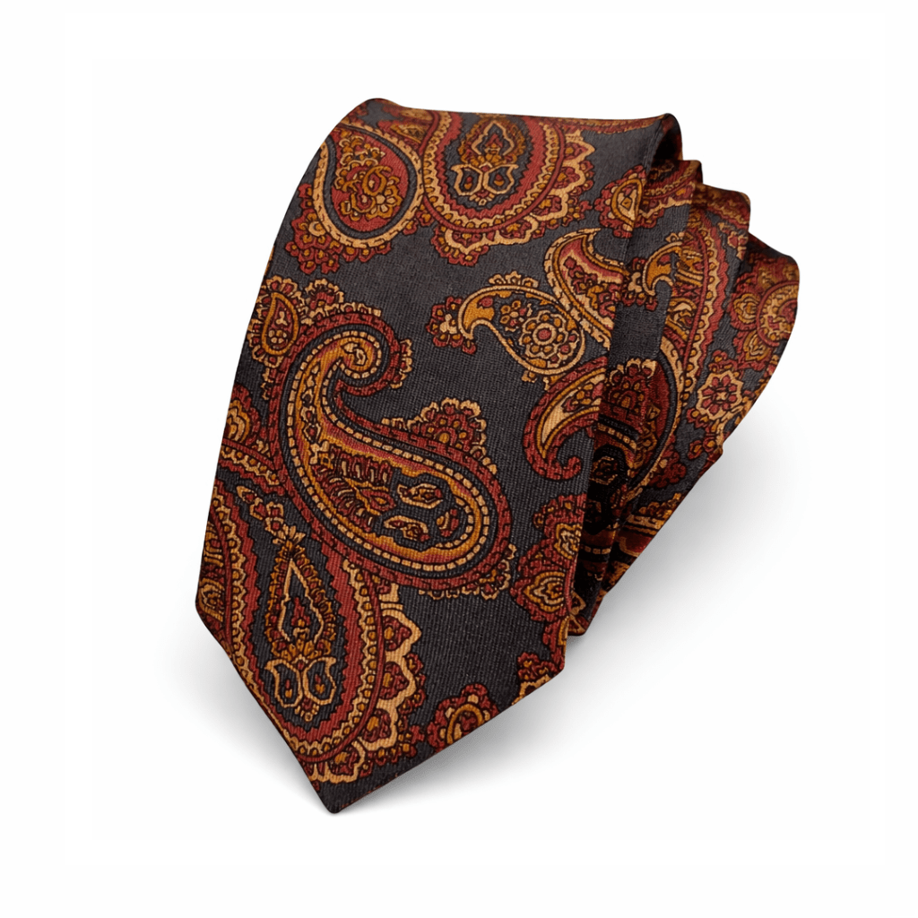 Corbata de seda paisley elegante para hombre modelo Paisley Opera. Diseño clásico con estampado paisley en tonos burdeos, cobre y dorado sobre fondo oscuro. Corbata estrecha moderna de 6 cm ideal para bodas, eventos formales y traje azul marino o gris. Accesorio masculino sofisticado confeccionado en 100% seda natural con acabado premium. 🇬🇧 English Paisley Opera silk tie for men featuring an elegant paisley pattern in burgundy, copper and gold tones over a dark background. Slim 6 cm silk necktie ideal for weddings, formal events and business suits. Premium quality 100% natural silk tie with refined texture, classic yet modern style and sophisticated masculine look. 🇮🇹 Italiano Cravatta in seta Paisley Opera da uomo con elegante motivo paisley nei toni bordeaux, rame e oro su fondo scuro. Cravatta stretta moderna da 6 cm ideale per matrimoni, eventi formali e completi blu o grigi. Accessorio maschile raffinato in 100% seta naturale con finitura premium e stile classico contemporaneo. 🇫🇷 Français Cravate en soie Paisley Opera pour homme avec motif paisley élégant en tons bordeaux, cuivre et doré sur fond sombre. Cravate slim 6 cm idéale pour mariage, cérémonie et costume bleu marine ou gris. Accessoire masculin raffiné en 100% soie naturelle, finition premium, style classique et contemporain.