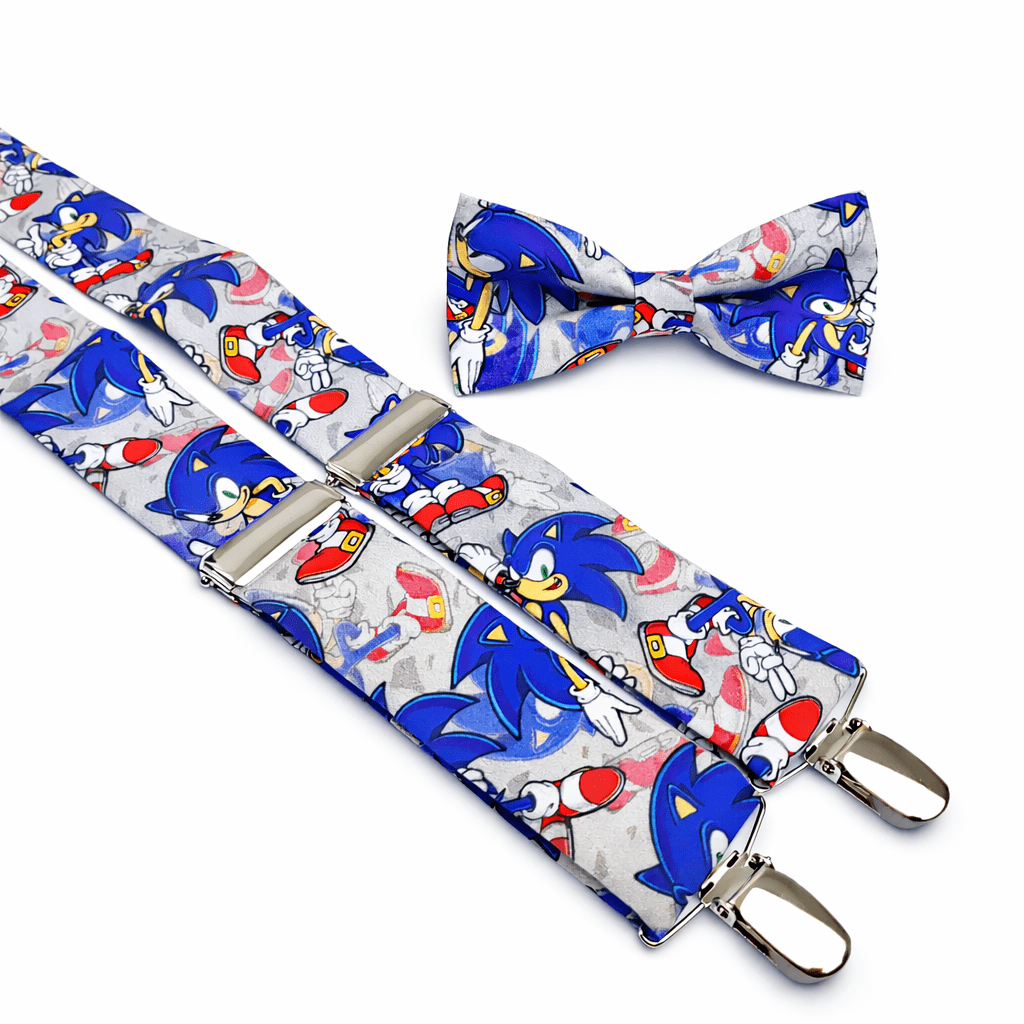 Pajarita y tirantes Erizo Azul inspirados en videojuegos retro, conjunto original con estampado de erizo azul estilo gamer. Accesorio artesanal fabricado en España ideal para bodas originales, eventos temáticos o looks divertidos. Tirantes elásticos de 35 mm con pajarita de algodón estampada. Complemento perfecto para amantes de videojuegos clásicos y moda creativa. English Blue Hedgehog bow tie and suspenders set inspired by retro video games. Original gamer accessory featuring colorful hedgehog design. Handmade in Spain with high quality elastic suspenders and cotton bow tie. Perfect for geek style outfits, themed events, weddings or retro gaming lovers looking for a unique fashion accessory. Italiano Set papillon e bretelle Riccio Blu ispirato ai videogiochi retrò. Accessorio originale con stampa colorata stile gamer. Realizzato artigianalmente in Spagna con bretelle elastiche di qualità e papillon in cotone. Perfetto per eventi a tema, matrimoni originali o per gli amanti dei videogiochi classici e dello stile creativo. Français Ensemble nœud papillon et bretelles Hérisson Bleu inspiré des jeux vidéo rétro. Accessoire original avec motif coloré style gamer. Fabrication artisanale en Espagne avec bretelles élastiques et nœud papillon en coton. Idéal pour événements à thème, mariages originaux ou pour les passionnés de jeux vidéo et de mode créative.