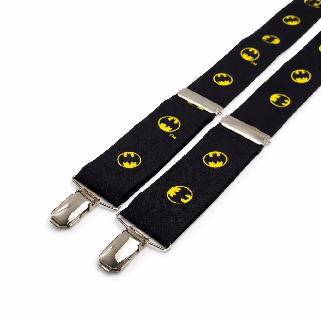 Tirantes Caballero Oscuro negros con símbolos amarillos de superhéroe. Tirantes originales estilo cómic para hombre, hechos a mano en España. Tirantes elásticos con pinzas metálicas y diseño geek inspirado en el héroe nocturno. Accesorio divertido y elegante para bodas, eventos, cosplay o looks casual. Tirantes de superhéroe para amantes del cómic, cultura pop y accesorios originales. English Dark Knight suspenders with yellow superhero symbols on black fabric. Original comic style suspenders for men, handmade in Spain. Elastic suspenders with metal clips and geek design inspired by the famous night hero. Perfect accessory for comic fans, pop culture lovers, themed events, cosplay, weddings or creative outfits. Unique superhero suspenders with stylish and playful design. Italiano Bretelle Cavaliere Oscuro nere con simboli gialli di supereroe. Bretelle originali stile fumetto per uomo, realizzate artigianalmente in Spagna. Bretelle elastiche con clip metalliche e design geek ispirato al famoso eroe della notte. Accessorio perfetto per appassionati di fumetti, cultura pop, cosplay, eventi tematici o outfit creativi. Bretelle di supereroe eleganti e divertenti. Français Bretelles Chevalier Noir avec symboles jaunes de super-héros sur fond noir. Bretelles originales style bande dessinée pour homme, fabriquées artisanalement en Espagne. Bretelles élastiques avec pinces métalliques et design geek inspiré du célèbre héros nocturne. Accessoire parfait pour les fans de comics, culture pop, cosplay, mariages ou looks originaux. Bretelles super-héros élégantes et uniques.
