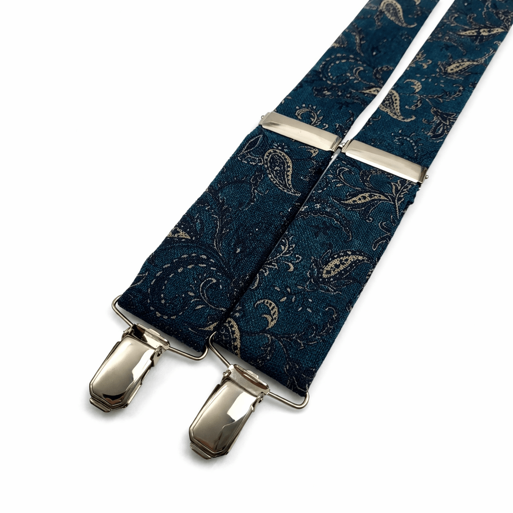 Tirantes paisley aguamarina de lino para hombre hechos a mano en España, diseño elegante con estampado cachemir en tonos azul y verde, tirantes de vestir con pinzas metálicas en acabado níquel, accesorio masculino premium ideal para bodas, eventos y looks formales, tirantes forma Y con ajuste regulable y unión trasera de piel, complemento original y sofisticado para trajes, tirantes elegantes con tejido natural transpirable, moda masculina artesanal de alta calidad, tirantes exclusivos para hombre con estilo clásico y moderno, accesorios de lino premium para outfits elegantes. 🇬🇧 English (SEO +100 words) Aquamarine paisley linen suspenders for men handmade in Spain, elegant design with classic cashmere pattern in blue and green tones, premium men’s suspenders with nickel metal clips, ideal accessory for weddings, formal events and stylish outfits, Y-shape suspenders with adjustable straps and genuine leather back, sophisticated and original men’s accessory, breathable natural linen fabric for comfort and durability, luxury handmade suspenders for modern and classic fashion, elegant men’s accessories perfect for suits, vintage style and smart casual looks. 🇫🇷 Français (SEO +100 mots) Bretelles homme en lin paisley aquamarine fabriquées à la main en Espagne, design élégant avec motif cachemire en tons bleus et verts, bretelles de qualité premium avec pinces métalliques finition nickel, accessoire idéal pour mariage, événements et tenues formelles, bretelles en forme Y avec réglage adaptable et dos en cuir véritable, accessoire masculin original et sophistiqué, tissu en lin naturel respirant et confortable, mode artisanale haut de gamme pour homme, bretelles élégantes parfaites pour costumes et looks modernes ou classiques. 🇮🇹 Italiano (SEO +100 parole) Bretelle uomo in lino paisley color acquamarina fatte a mano in Spagna, design elegante con motivo cachemire nei toni blu e verde, bretelle premium con clip in metallo finitura nichel, accessorio perfetto per matrimoni, eventi e outfit eleganti, bretelle a forma di Y regolabili con parte posteriore in pelle, accessorio maschile raffinato e originale, tessuto in lino naturale traspirante e resistente, bretelle artigianali di alta qualità per moda uomo, ideali per completi, look formali e casual chic, accessori eleganti per uomo con stile unico.