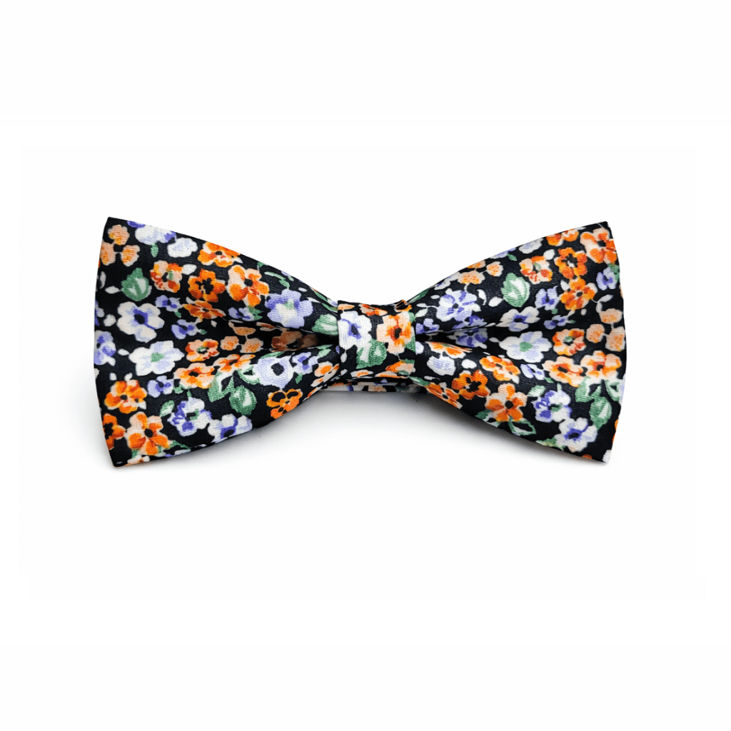Pajarita Jardín Ébano hecha a mano en España con tejido 100% algodón, diseño floral elegante sobre fondo negro con flores en tonos naranjas, verdes, blancos y lilas, accesorio masculino ideal para bodas, eventos, celebraciones y outfits elegantes, pajarita artesanal con cinta ajustable y cierre metálico, complemento de moda original, pajarita premium para hombre, diseño sofisticado y moderno, pajarita floral elegante para combinar con traje o camisa, accesorio de moda masculina de alta calidad, pajarita negra con flores coloridas, producto exclusivo hecho en España 🇬🇧 English Handmade Ebony Garden bow tie crafted in Spain from 100% premium cotton fabric, elegant floral design on black background with orange, green, white and purple flowers, stylish men’s accessory perfect for weddings, events and formal outfits, adjustable strap with metal clasp, high quality artisan bow tie, modern and sophisticated floral bow tie, men’s fashion accessory ideal for suits or casual looks, luxury bow tie handmade in Spain, unique floral design bow tie, elegant and original accessory for men 🇫🇷 Français Noeud papillon Jardin Ébano fait main en Espagne en coton 100% premium, design floral élégant sur fond noir avec fleurs orange, vertes, blanches et violettes, accessoire pour homme idéal pour mariages, événements et tenues élégantes, noeud papillon artisanal avec sangle ajustable et fermeture métallique, accessoire de mode masculine haut de gamme, noeud papillon moderne et sophistiqué, design floral unique, parfait pour costume ou look casual chic, produit artisanal espagnol de qualité 🇮🇹 Italiano Papillon Giardino Ebano fatto a mano in Spagna in cotone 100% di alta qualità, design floreale elegante su fondo nero con fiori arancioni, verdi, bianchi e viola, accessorio uomo perfetto per matrimoni, eventi e outfit eleganti, papillon artigianale con cinturino regolabile e chiusura metallica, accessorio moda uomo raffinato e moderno, papillon floreale elegante per abbinamenti con abito o camicia, prodotto artigianale spagnolo, papillon esclusivo e di alta qualità