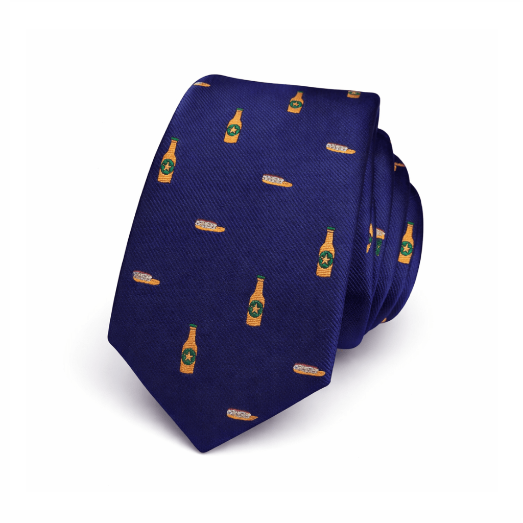 Corbata Marinera y Quinto artesanal hecha a mano en España con diseño original inspirado en la gastronomía murciana, fondo azul marino con microbordados de marineras y quintos, corbata elegante para hombre ideal para bodas, eventos, celebraciones y looks originales, corbata diferente con estilo mediterráneo, complemento masculino exclusivo, corbata azul marino combinable con traje gris, azul o negro, accesorio de moda masculina artesanal de alta calidad, corbata regalo hombre original, corbata divertida pero elegante, diseño único con detalles gastronómicos españoles, corbata premium hecha a mano, moda hombre España, corbata con personalidad 🇬🇧 ENGLISH (ALT) Marinera and Quinto tie handmade in Spain with original Mediterranean design inspired by Spanish gastronomy, navy blue tie featuring embroidered details of traditional tapas and beer, elegant men’s tie perfect for weddings, events and special occasions, unique tie for men looking for original accessories, high quality handmade tie, stylish navy tie for formal and casual outfits, Spanish artisan tie with personality, premium men’s fashion accessory, original gift idea for men, elegant yet fun tie design, Mediterranean style necktie, exclusive handmade necktie, fashion accessory for men 🇫🇷 FRANÇAIS (ALT) Cravate Marinera y Quinto faite à la main en Espagne avec un design original inspiré de la gastronomie méditerranéenne, cravate bleu marine avec broderies de tapas espagnoles et bière, accessoire élégant pour homme idéal pour mariages, événements et occasions spéciales, cravate originale pour homme avec style et personnalité, cravate artisanale de haute qualité, accessoire mode homme unique, cravate bleu marine facile à assortir avec costume gris, noir ou bleu, idée cadeau originale pour homme, cravate élégante et différente, mode masculine artisanale espagnole 🇮🇹 ITALIANO (ALT) Cravatta Marinera y Quinto fatta a mano in Spagna con design originale ispirato alla gastronomia mediterranea, cravatta blu navy con ricami di tapas e birra, accessorio elegante da uomo perfetto per matrimoni, eventi e occasioni speciali, cravatta originale per uomo con stile e personalità, cravatta artigianale di alta qualità, accessorio moda uomo esclusivo, cravatta blu elegante facile da abbinare con abito grigio, nero o blu, idea regalo uomo originale, cravatta divertente ma elegante, moda uomo artigianale spagnola, accessorio premium fatto a mano