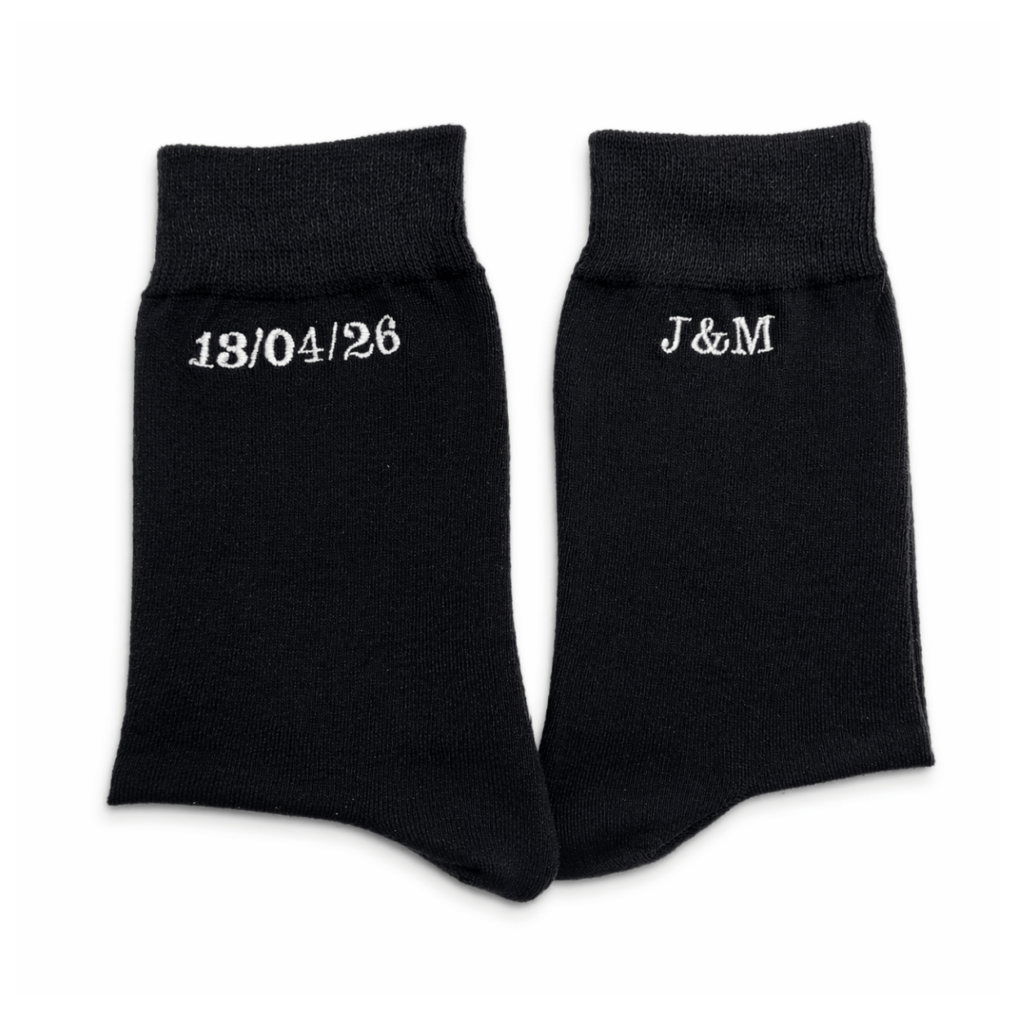 Calcetines negros para novio bordados personalizados con iniciales y fecha, calcetines de boda elegantes hechos en España, calcetines personalizados en Murcia taller calle Jabonerías 6, calcetines con bordado blanco para hombre, calcetines para boda originales y personalizados, detalle especial para novios con texto bordado hasta 8 caracteres, calcetines elegantes para traje, calcetines personalizados hombre boda Murcia, bordado artesanal en calcetines negros, regalo original para novio, calcetines cómodos de algodón, accesorios de boda personalizados, calcetines únicos con iniciales o nombres, calcetines premium para eventos, calcetines personalizados disponibles en todo el catálogo, calcetines bordados hechos a mano en Murcia España, detalle exclusivo para ceremonia. 🇬🇧 English Black groom socks with custom embroidery, personalized wedding socks made in Spain, embroidered socks crafted in Murcia workshop Calle Jabonerias 6, custom socks with initials, names or dates up to 8 characters, elegant black dress socks for weddings, unique groom accessories, handmade embroidered socks, personalized men socks for special occasions, high quality cotton socks comfortable and breathable, custom wedding gift for groom, stylish formal socks with white embroidery, personalized socks available on any model from the catalog, artisan production in Spain, premium socks for suits, modern and elegant wedding accessories, unique keepsake socks, custom embroidery detail for groom outfit. 🇫🇷 Français Chaussettes noires pour marié avec broderie personnalisée, chaussettes mariage homme fabriquées en Espagne, brodées dans notre atelier à Murcia Calle Jabonerías 6, personnalisation avec initiales, prénom ou date jusqu’à 8 caractères, chaussettes élégantes pour costume de mariage, accessoires personnalisés pour marié, cadeau original mariage homme, chaussettes en coton confortables et respirantes, broderie artisanale de haute qualité, chaussettes personnalisables sur tous les modèles du catalogue, chaussettes habillées avec broderie blanche, détail unique pour cérémonie, souvenir de mariage élégant, chaussettes premium homme, création artisanale espagnole. 🇮🇹 Italiano Calzini neri da sposo personalizzati con ricamo, calzini eleganti per matrimonio uomo, realizzati in Spagna e ricamati nel nostro laboratorio a Murcia Calle Jabonerias 6, personalizzazione con iniziali, nome o data fino a 8 caratteri, calzini da cerimonia eleganti con ricamo bianco, accessori matrimonio uomo personalizzati, regalo originale per sposo, calzini in cotone comodi e traspiranti, ricamo artigianale di alta qualità, calzini personalizzabili su qualsiasi modello del catalogo, accessori eleganti per abito, calzini premium per eventi speciali, dettaglio unico per matrimonio, stile moderno ed elegante, produzione artigianale spagnola.