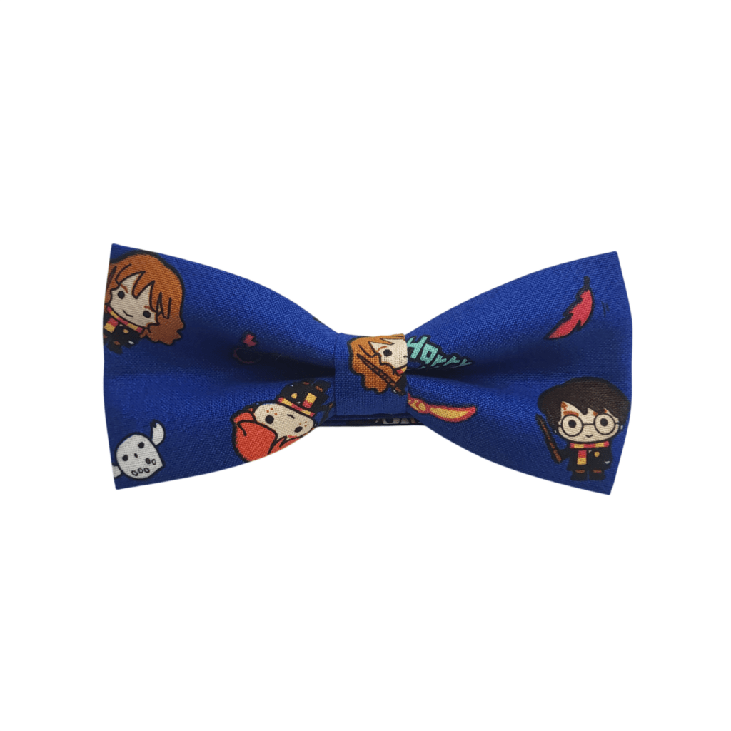 Pajarita Potter artesanal hecha en España con diseño inspirado en el universo mágico, estampado de personajes estilo hechicería sobre fondo azul, pajarita original para hombre, mujer y niño, complemento elegante y divertido para bodas, eventos y looks casual, accesorio friki y geek de alta calidad, pajarita de algodón premium con cierre ajustable metálico, ideal para regalar, pajarita temática de fantasía con estilo único, moda artesanal española, pajarita diferente con diseño colorido, accesorio exclusivo hecho a mano, pajarita para fans de la magia, complemento moderno con personalidad, pajarita para outfit creativo, pajarita juvenil original, diseño inspirado en personajes mágicos, accesorio elegante con toque divertido. 🇬🇧 English Handmade Potter bow tie made in Spain with magical inspired design, fantasy characters pattern on blue background, original bow tie for men women and kids, elegant and fun accessory for weddings events and casual outfits, geek and nerd style bow tie made of premium cotton fabric, adjustable strap with metal clasp, high quality handmade fashion accessory, unique gift idea for magic lovers, fantasy themed bow tie with colorful print, artisan Spanish accessory, stylish bow tie with creative personality, modern and original fashion complement, bow tie for cosplay and themed events, magical universe inspired accessory, handmade premium bow tie, standout elegant accessory. 🇫🇷 Français Noeud papillon Potter artisanal fabriqué en Espagne avec design inspiré de l’univers magique, motif de personnages fantastiques sur fond bleu, accessoire original pour homme femme et enfant, noeud papillon élégant et amusant pour mariages événements et tenues casual, accessoire geek et fantaisie en coton premium, fermeture ajustable avec attache métallique, mode artisanale espagnole de haute qualité, idée cadeau originale pour fans de magie, noeud papillon thème fantastique avec imprimé coloré, accessoire unique fait main, style moderne et créatif, noeud papillon pour cosplay et événements thématiques, accessoire élégant avec touche ludique, mode originale et tendance. 🇮🇹 Italiano Papillon Potter artigianale fatto a mano in Spagna con design ispirato al mondo magico, fantasia con personaggi su sfondo blu, papillon originale per uomo donna e bambino, accessorio elegante e divertente per matrimoni eventi e look casual, papillon geek e fantasy in cotone premium, chiusura regolabile con gancio metallico, accessorio moda artigianale di alta qualità, idea regalo per amanti della magia, papillon a tema fantastico con stampa colorata, accessorio unico fatto a mano, stile moderno e creativo, papillon per cosplay ed eventi tematici, accessorio elegante con personalità, moda originale e distintiva.
