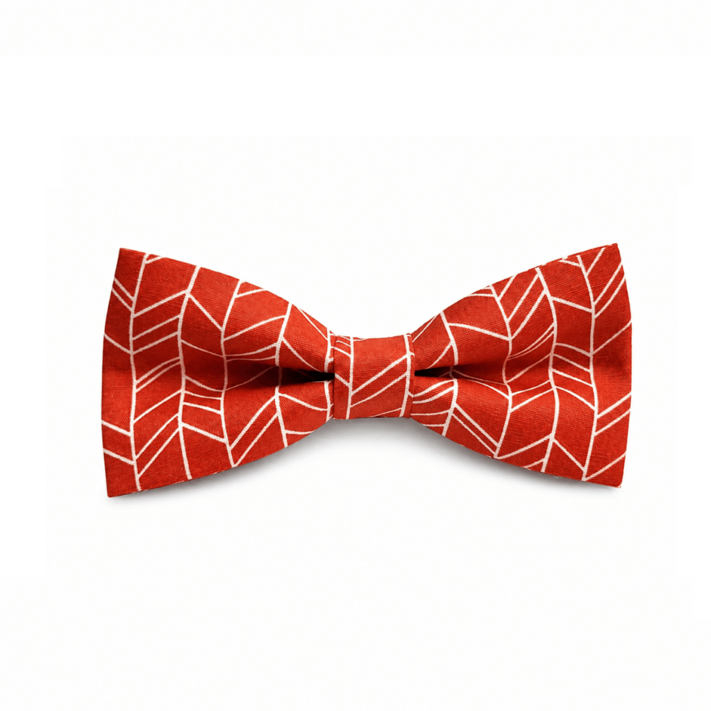 Pajarita minimal teja hecha a mano en España con diseño geométrico blanco sobre fondo teja. Complemento elegante para hombre ideal para bodas, eventos y ocasiones especiales. Pajarita de algodón 100% premium con cierre ajustable y estructura reforzada que mantiene su forma. Accesorio de moda masculino moderno y original perfecto para combinar con traje azul marino, gris o beige. Pajarita artesanal exclusiva fabricada en taller español. Diseño minimalista contemporáneo que aporta estilo sofisticado y diferenciador. Ideal para looks formales o casual elegantes, comuniones, celebraciones y outfits de verano. Producto de alta calidad con acabado profesional. 🇬🇧 English (SEO +100 words) Minimal terracotta bow tie handmade in Spain featuring a modern white geometric pattern on a warm terracotta background. Elegant men’s accessory perfect for weddings, formal events and stylish outfits. Crafted from 100% premium cotton, this bow tie offers durability, comfort and a refined finish. Adjustable closure ensures a perfect fit for any neck size. Reinforced internal structure keeps its shape all day long. A unique and original bow tie ideal for pairing with navy, grey or beige suits, as well as casual chic looks. This artisan bow tie combines minimal design with sophistication, making it a standout fashion accessory for modern men. 🇫🇷 Français (SEO +100 mots) Noeud papillon minimaliste couleur terracotta fabriqué à la main en Espagne avec motif géométrique blanc moderne. Accessoire élégant pour homme idéal pour mariages, événements et occasions spéciales. Conçu en coton 100% premium, ce noeud papillon garantit qualité, confort et durabilité. Système de fermeture réglable pour un ajustement parfait. Structure interne renforcée qui maintient sa forme toute la journée. Ce noeud papillon artisanal apporte une touche sophistiquée et contemporaine. Parfait avec costumes bleu marine, gris ou beige, ainsi que pour des looks casual élégants. Produit unique et original issu d’un atelier artisanal espagnol. 🇮🇹 Italiano (SEO +100 parole) Papillon minimal terracotta realizzato a mano in Spagna con design geometrico bianco moderno su fondo teja. Accessorio elegante da uomo perfetto per matrimoni, eventi e occasioni speciali. Realizzato in cotone 100% premium, garantisce qualità, resistenza e comfort. Chiusura regolabile per una vestibilità perfetta. Struttura interna rinforzata che mantiene la forma durante tutta la giornata. Questo papillon artigianale è ideale da abbinare a completi blu, grigi o beige, ma anche a look casual eleganti. Design minimalista contemporaneo che dona uno stile sofisticato e distintivo. Prodotto esclusivo fatto a mano in laboratorio artigianale spagnolo.
