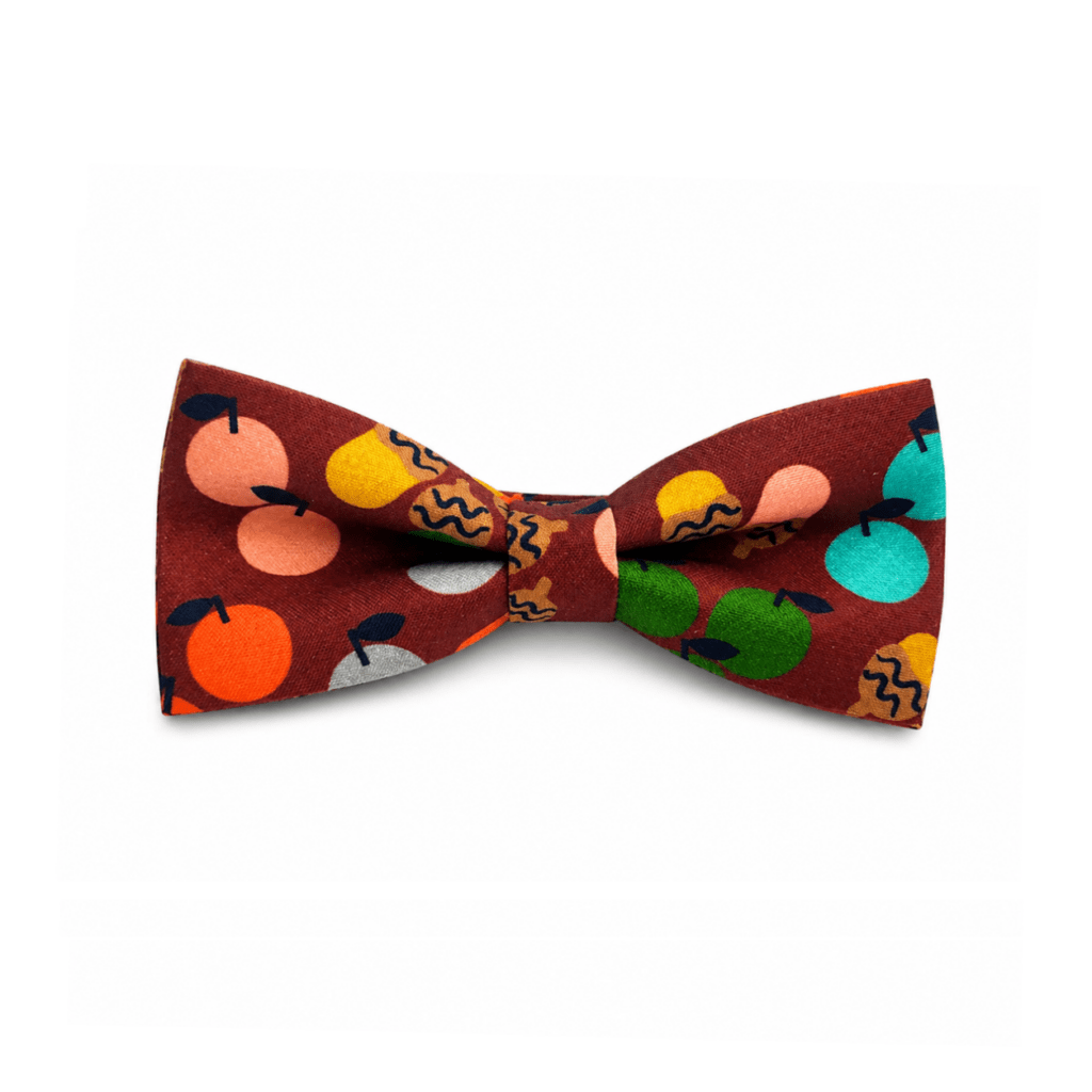 Pajarita Huerto Burdeos artesanal hecha a mano en España con diseño original de frutas sobre fondo burdeos. Pajarita elegante para hombre fabricada en algodón 100% premium con estampado multicolor en tonos verdes, naranjas, amarillos y azules. Complemento masculino ideal para bodas, eventos, celebraciones y looks casual elegantes. Pajarita original y sofisticada con diseño exclusivo de inspiración natural. Accesorio de moda masculina artesanal con cierre ajustable metálico y estructura reforzada para mantener la forma. Pajarita burdeos moderna perfecta para invitados con estilo propio. Producto de alta calidad fabricado en taller artesanal en Murcia España. 🇬🇧 English (100+ words) Handmade burgundy bow tie crafted in Spain featuring a unique fruit pattern design on a deep burgundy background. This elegant men’s bow tie is made from 100% premium cotton, offering a soft texture, durability, and a high-quality finish. The colorful pattern includes green, orange, yellow, and blue tones, creating a stylish and modern look. Perfect for weddings, formal events, celebrations, or smart casual outfits. This original bow tie is ideal for men who want to stand out with a distinctive and sophisticated accessory. Adjustable metal clasp ensures comfort and fit. Artisan fashion accessory designed and produced in Spain with attention to detail and craftsmanship. 🇫🇷 Français (100+ mots) Nœud papillon bordeaux fabriqué à la main en Espagne avec un design original de fruits colorés sur fond bordeaux. Ce nœud papillon élégant pour homme est conçu en coton 100% premium, offrant douceur, résistance et finition de haute qualité. Son motif multicolore aux tons verts, orange, jaune et bleu apporte une touche moderne et raffinée. Idéal pour mariages, événements, célébrations ou looks casual chic. Accessoire masculin original et sophistiqué pour hommes avec style. Fermeture métallique ajustable pour un confort optimal. Produit artisanal espagnol réalisé avec soin dans un atelier spécialisé. Nœud papillon unique pour se démarquer avec élégance. 🇮🇹 Italiano (100+ parole) Papillon bordeaux artigianale realizzata a mano in Spagna con design originale a frutta su fondo bordeaux. Questo elegante papillon da uomo è realizzato in cotone 100% premium, garantendo morbidezza, resistenza e alta qualità. Il motivo multicolore con tonalità verdi, arancioni, gialle e blu crea uno stile moderno e raffinato. Perfetto per matrimoni, eventi eleganti, cerimonie o look casual chic. Accessorio maschile originale e sofisticato per uomini con personalità. Chiusura regolabile in metallo per una vestibilità comoda. Prodotto artigianale realizzato in Spagna con grande attenzione ai dettagli. Papillon unica per distinguersi con stile.
