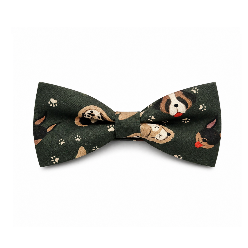 Pajarita Bosque Canino artesanal hecha en España con estampado de perros sobre fondo verde oscuro. Complemento elegante y original para hombre, fabricado en algodón 100% premium con diseño divertido y sofisticado. Pajarita ideal para bodas, eventos, celebraciones o looks casual elegantes. Producto artesanal de alta calidad con cierre ajustable metálico y estructura reforzada. Accesorio de moda masculino perfecto para amantes de los perros, estilo creativo y tendencias actuales. Pajarita verde con ilustraciones caninas, diseño exclusivo hecho a mano en taller de Murcia, ideal para regalo o uso diario con personalidad. 🇬🇧 English (ALT) Handmade dog pattern bow tie "Bosque Canino" crafted in Spain with a dark green forest background. Elegant and original men’s accessory made from 100% premium cotton, featuring a playful yet sophisticated dog design. Perfect bow tie for weddings, special events, or stylish casual outfits. High-quality artisan product with reinforced structure and adjustable metal clasp for comfort. Ideal for dog lovers and men looking for unique fashion accessories. Green bow tie with canine illustrations, handmade in Spain, perfect gift idea or daily wear with personality and distinctive style. 🇫🇷 Français (ALT) Nœud papillon Bosque Canino fait main en Espagne avec imprimé chiens sur fond vert foncé. Accessoire élégant et original pour homme, fabriqué en coton 100% premium avec un design ludique et raffiné. Idéal pour mariages, événements ou looks casual chic. Produit artisanal de haute qualité avec structure renforcée et fermeture métallique ajustable. Parfait pour les amoureux des chiens et les amateurs de mode originale. Nœud papillon vert avec illustrations canines, confection artisanale espagnole, idée cadeau parfaite ou accessoire quotidien avec style et personnalité. 🇮🇹 Italiano (ALT) Papillon Bosque Canino artigianale realizzato in Spagna con fantasia di cani su sfondo verde scuro. Accessorio elegante e originale da uomo in cotone 100% premium, con design divertente e sofisticato. Ideale per matrimoni, eventi e outfit casual eleganti. Prodotto artigianale di alta qualità con struttura rinforzata e chiusura regolabile in metallo. Perfetto per amanti dei cani e per chi cerca accessori unici e di tendenza. Papillon verde con illustrazioni canine, fatto a mano in Spagna, ottima idea regalo o uso quotidiano con stile distintivo.