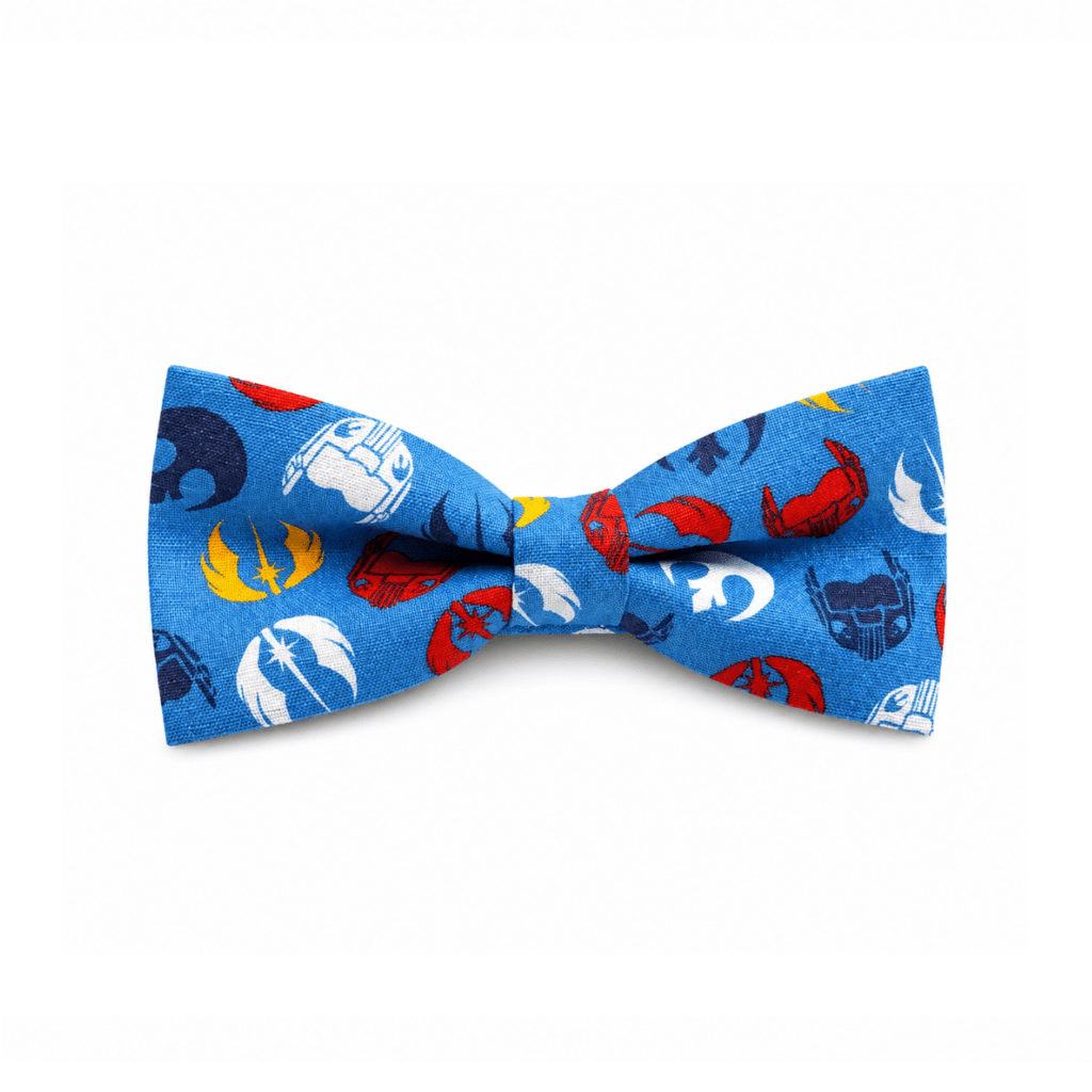 Pajarita Superhéroes Máscaras artesanal hecha en España con diseño original de máscaras de superhéroes sobre fondo azul. Pajarita para hombre fabricada en algodón 100% premium en taller artesanal de Murcia. Complemento elegante y divertido ideal para bodas, eventos y looks casual con estilo. Pajarita original con estampado creativo inspirada en cómics y cultura pop. Accesorio masculino moderno, versátil y de alta calidad con cierre ajustable metálico y estructura reforzada. Perfecta para regalar, para amantes de superhéroes y para quienes buscan pajaritas diferentes y exclusivas hechas a mano en España. 🇬🇧 English (ALT SEO) Handmade superhero mask bow tie made in Spain featuring a unique and colorful superhero mask pattern on a blue background. Premium cotton bow tie crafted in an artisan workshop in Murcia. Stylish and original men’s accessory perfect for weddings, parties, and casual outfits. This novelty bow tie combines elegance with a fun comic-inspired design, ideal for superhero fans and creative personalities. Adjustable metal clasp and reinforced structure ensure durability and comfort. A high-quality, unique bow tie perfect as a gift or for adding personality to any outfit with a modern and distinctive touch. 🇫🇷 Français (ALT SEO) Noeud papillon superhéros artisanal fabriqué en Espagne avec motif original de masques de superhéros sur fond bleu. Accessoire pour homme en coton 100% premium confectionné dans un atelier artisanal à Murcie. Élégant et original, parfait pour mariages, événements ou looks décontractés avec style. Ce noeud papillon unique s’inspire de l’univers des bandes dessinées et de la culture pop. Structure renforcée et fermeture métallique réglable pour un confort optimal. Idéal comme cadeau original ou pour les amateurs de superhéros cherchant un accessoire différent, moderne et fabriqué à la main. 🇮🇹 Italiano (ALT SEO) Papillon artigianale supereroi realizzata in Spagna con fantasia originale di maschere di supereroi su fondo blu. Accessorio da uomo in cotone 100% premium prodotto in un laboratorio artigianale a Murcia. Elegante e creativo, perfetto per matrimoni, eventi e outfit casual raffinati. Questo papillon unico combina stile e divertimento con un design ispirato ai fumetti e alla cultura pop. Struttura rinforzata e chiusura regolabile in metallo per massimo comfort. Ideale come regalo originale o per chi cerca un accessorio distintivo, moderno e fatto a mano in Spagna.