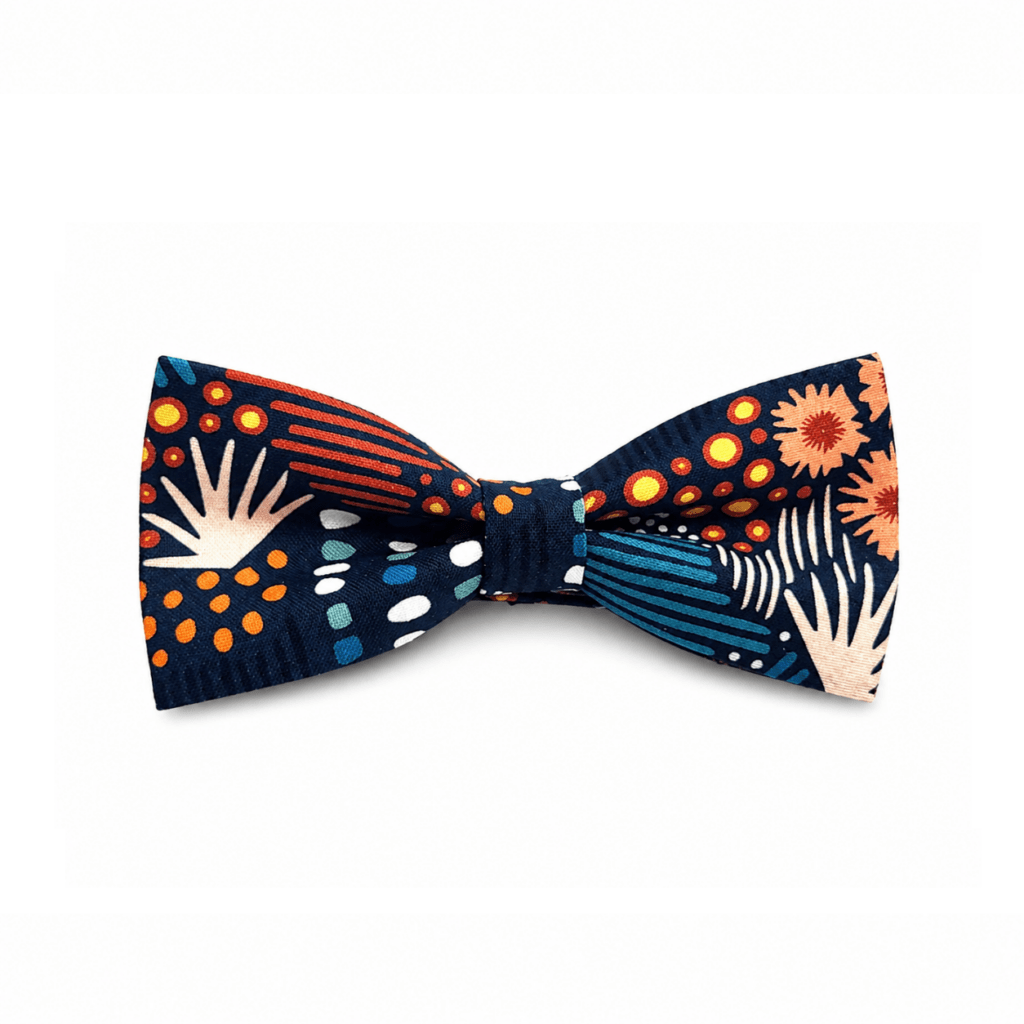 Pajarita Coral Nocturno artesanal hecha en España con diseño inspirado en el fondo marino y los corales. Pajarita azul marino con estampado multicolor en tonos coral, naranja, blanco y azul turquesa, perfecta para hombre elegante que busca un complemento original y diferente. Pajarita de algodón 100% premium con acabado de alta calidad, ideal para bodas, eventos, celebraciones y looks casual elegantes. Accesorio masculino exclusivo fabricado a mano en taller artesanal en Murcia. Pajarita moderna con diseño marino, perfecta para combinar con traje azul marino, gris o camisa blanca. Complemento elegante, creativo y sofisticado para destacar con estilo propio. 🇬🇧 English (ALT) Handmade Coral Nocturno bow tie made in Spain featuring a unique ocean-inspired design with coral patterns. Navy blue bow tie with multicolor print in coral, orange, white and turquoise tones, perfect for stylish men looking for an original and elegant accessory. Made from 100% premium cotton, this bow tie offers high-quality finish and durability. Ideal for weddings, formal events, parties and smart casual outfits. Exclusive men’s accessory crafted in an artisan workshop. Modern bow tie inspired by the sea, easy to match with navy suits, grey suits or white shirts. A sophisticated, creative and elegant fashion piece designed to stand out. 🇫🇷 Français (ALT) Noeud papillon Coral Nocturno fabriqué artisanalement en Espagne avec un design inspiré des fonds marins et des coraux. Noeud papillon bleu marine avec motifs multicolores en tons corail, orange, blanc et turquoise, idéal pour homme élégant recherchant un accessoire original et différent. Confectionné en coton 100% premium, il offre une excellente qualité et une grande durabilité. Parfait pour mariages, événements, cérémonies et looks casual chic. Accessoire masculin exclusif réalisé dans un atelier artisanal. Noeud papillon moderne au style marin, facile à associer avec costume bleu marine, gris ou chemise blanche. Élégance, créativité et style réunis. 🇮🇹 Italiano (ALT) Papillon Coral Nocturno artigianale fatto in Spagna con design ispirato al mondo marino e ai coralli. Papillon blu navy con stampa multicolore nei toni corallo, arancione, bianco e turchese, perfetto per uomo elegante che cerca un accessorio originale e distintivo. Realizzato in cotone 100% premium, garantisce qualità, resistenza e comfort. Ideale per matrimoni, eventi, cerimonie e outfit casual eleganti. Accessorio maschile esclusivo prodotto in laboratorio artigianale. Papillon moderno con stile marino, facile da abbinare a completi blu, grigi o camicia bianca. Un complemento raffinato, creativo e sofisticato per distinguersi.