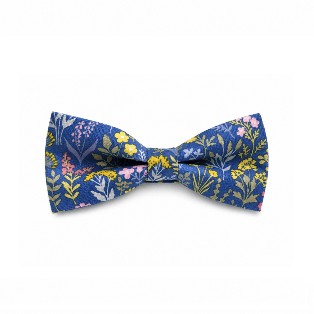 Pajarita Jardín Índigo para hombre con diseño floral elegante sobre fondo azul intenso, pajarita artesanal hecha en España con algodón 100% premium, complemento masculino ideal para bodas, eventos, celebraciones y looks casual chic, pajarita azul floral sofisticada con flores en tonos amarillos, verdes, rosas y blancos, accesorio elegante para traje azul marino, gris o beige, pajarita original con estampado botánico moderno, pajarita ajustable con cierre metálico resistente, pajarita de alta calidad fabricada a mano, moda masculina elegante en Murcia, pajarita exclusiva para hombre con estilo, perfecta para invitados de boda, outfit moderno, pajarita versátil y sofisticada. 🇬🇧 English (ALT SEO) Indigo Garden bow tie for men with elegant floral design on deep blue background, handmade bow tie crafted in Spain using 100% premium cotton, stylish men's accessory perfect for weddings, formal events, celebrations and smart casual outfits, blue floral bow tie with yellow, green, pink and white botanical pattern, elegant bow tie ideal to combine with navy, grey or beige suits, original designer bow tie with modern floral print, adjustable bow tie with durable metal clasp, high quality handmade accessory for men, unique fashion piece for stylish outfits, perfect wedding guest bow tie, sophisticated and versatile men's fashion accessory. 🇫🇷 Français (ALT SEO) Noeud papillon Jardin Indigo pour homme avec motif floral élégant sur fond bleu intense, noeud papillon artisanal fabriqué en Espagne en coton 100% premium, accessoire masculin idéal pour mariages, événements formels et looks casual chic, noeud papillon bleu avec fleurs en tons jaunes, verts, roses et blancs, accessoire élégant pour costume bleu marine, gris ou beige, noeud papillon original avec imprimé floral moderne, noeud papillon réglable avec fermeture métallique résistante, produit de haute qualité fait à la main, mode masculine élégante, noeud papillon sophistiqué et polyvalent pour homme, parfait pour invités de mariage. 🇮🇹 Italiano (ALT SEO) Papillon Giardino Indaco da uomo con design floreale elegante su fondo blu intenso, papillon artigianale realizzato in Spagna in cotone 100% premium, accessorio maschile perfetto per matrimoni, eventi eleganti e look casual chic, papillon blu floreale con fiori nei toni giallo, verde, rosa e bianco, accessorio elegante da abbinare a completi blu navy, grigi o beige, papillon originale con stampa botanica moderna, papillon regolabile con chiusura metallica resistente, prodotto di alta qualità fatto a mano, moda uomo elegante, papillon sofisticato e versatile per outfit moderni, ideale per invitati a matrimoni.