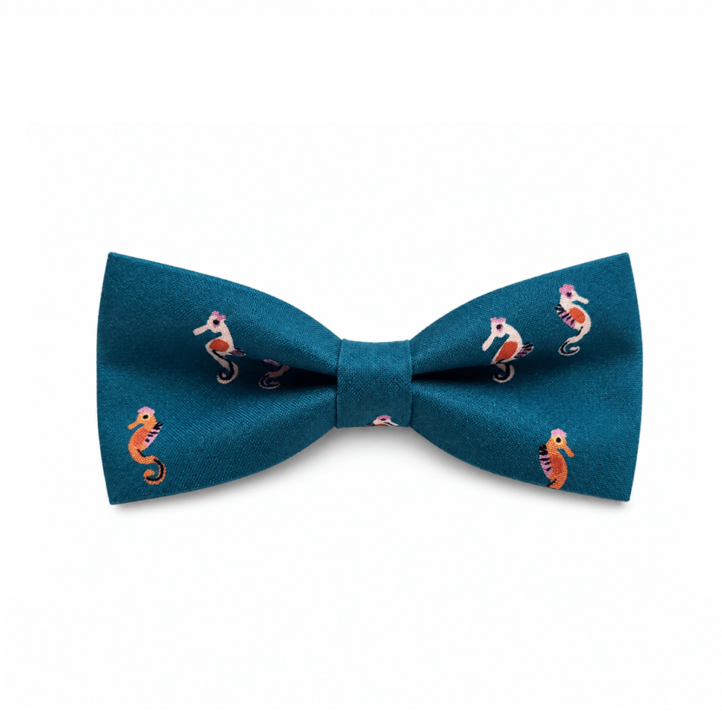 Pajarita Caballito de Mar artesanal para hombre con diseño marino elegante sobre fondo azul con estampado de caballitos de mar en tonos coral, naranja y blanco. Pajarita original hecha a mano en España con algodón 100% premium, ideal para bodas, eventos formales, invitados con estilo y looks casual elegantes. Complemento masculino exclusivo inspirado en el océano, perfecto para combinar con traje azul marino, gris o camisa blanca. Accesorio de moda único, moderno y sofisticado, diseñado en taller artesanal en Murcia. Pajarita con diseño marino, elegante, original, resistente y de alta calidad para hombre. 🇬🇧 English (SEO ALT +100 words) Seahorse bow tie for men handmade in Spain featuring an elegant ocean-inspired design on a deep blue background with colorful seahorse patterns in coral, orange, white and pink tones. This original bow tie is crafted from 100% premium cotton, ensuring durability, softness and high-quality finishing. Perfect for weddings, formal events, stylish guests and smart casual outfits. A unique fashion accessory inspired by marine life, ideal to pair with navy suits, grey suits or white shirts. This artisan bow tie combines sophistication, originality and modern masculine style, making it a standout accessory. 🇫🇷 Français (SEO ALT +100 mots) Nœud papillon caballito de mar pour homme fabriqué artisanalement en Espagne avec un design marin élégant sur fond bleu profond avec motifs d’hippocampes en tons corail, orange, blanc et rose. Ce nœud papillon original est conçu en coton 100% premium, garantissant douceur, résistance et finition de haute qualité. Idéal pour mariages, événements formels, invités élégants et looks casual chic. Accessoire de mode unique inspiré de l’océan, parfait avec costume bleu marine, gris ou chemise blanche. Nœud papillon artisanal moderne, sophistiqué et distinctif pour homme avec style. 🇮🇹 Italiano (SEO ALT +100 parole) Papillon uomo cavalluccio marino realizzato artigianalmente in Spagna con design elegante ispirato al mare su fondo blu intenso con stampa di cavallucci marini in tonalità corallo, arancione, bianco e rosa. Questo papillon originale è prodotto in cotone 100% premium, garantendo morbidezza, resistenza e alta qualità. Perfetto per matrimoni, eventi formali, invitati eleganti e outfit casual chic. Accessorio moda unico ispirato all’oceano, ideale da abbinare con abiti blu navy