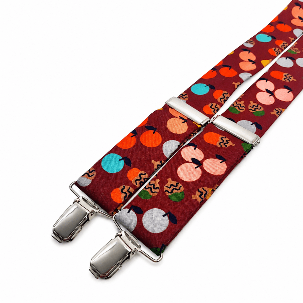Tirantes Huerto Burdeos para hombre hechos a mano en España con estampado original de frutas sobre fondo burdeos. Tirantes elegantes en forma de Y confeccionados en algodón 100% premium con pinzas metálicas reforzadas y refuerzo trasero en piel. Complemento ideal para bodas, invitados, eventos especiales, looks vintage y outfits casual elegantes. Tirantes originales artesanales fabricados en Murcia con diseño exclusivo inspirado en el huerto mediterráneo. Tirantes burdeos elegantes para traje, moda masculina y accesorios de vestir de alta calidad. Tirantes resistentes, cómodos y sofisticados perfectos para hombres con estilo que buscan accesorios únicos y diferentes hechos artesanalmente en España. ALT SEO ENGLISH Huerto Burdeos suspenders for men handmade in Spain with exclusive fruit pattern on elegant burgundy fabric. Premium Y-back suspenders crafted from high-quality cotton with strong metal clips and leather back reinforcement. Stylish men’s suspenders perfect for weddings, formal outfits, vintage fashion, casual elegant looks and special events. Original burgundy suspenders inspired by Mediterranean orchard colors and handmade artisan fashion accessories from Spain. Comfortable and durable suspenders designed for modern gentlemen looking for unique, sophisticated and fashionable accessories. Luxury men’s suspenders with premium finishes, resistant elastic structure and elegant colorful design ideal for suits and formal wear. ALT SEO FRANÇAIS Bretelles Huerto Burdeos pour homme fabriquées à la main en Espagne avec imprimé original de fruits sur fond bordeaux élégant. Bretelles en forme de Y confectionnées en coton premium de haute qualité avec pinces métalliques renforcées et renfort arrière en cuir. Accessoire idéal pour mariages, invités, événements spéciaux, looks vintage et tenues élégantes décontractées. Bretelles artisanales espagnoles inspirées des couleurs du verger méditerranéen. Bretelles bordeaux élégantes et originales pour costume homme, mode masculine et accessoires raffinés. Bretelles confortables, résistantes et sophistiquées parfaites pour hommes recherchant un style unique et artisanal fabriqué en Espagne avec finitions premium. ALT SEO ITALIANO Bretelle Huerto Burdeos da uomo fatte a mano in Spagna con stampa originale di frutta su elegante sfondo bordeaux. Bretelle a Y realizzate in cotone premium di alta qualità con clip metalliche rinforzate e rinforzo posteriore in pelle. Accessorio perfetto per matrimoni, invitati, eventi speciali, look vintage e outfit casual eleganti. Bretelle artigianali spagnole ispirate ai colori dell’orto mediterraneo. Bretelle bordeaux eleganti e originali per abiti da uomo, moda maschile e accessori raffinati di alta qualità. Bretelle comode, resistenti e sofisticate ideali per uomini che cercano accessori esclusivi, moderni e artigianali prodotti in Spagna con finiture premium.