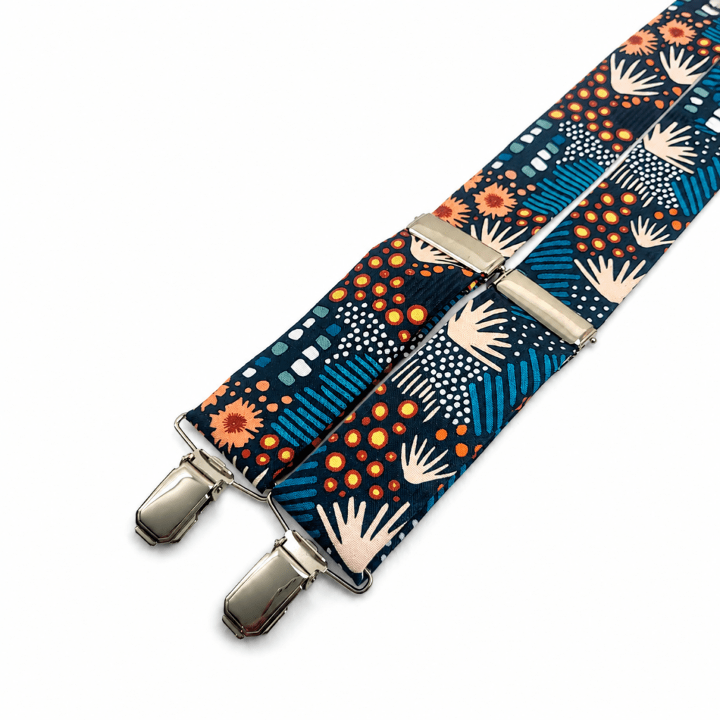 Tirantes Jardín Índigo para hombre inspirados en el fondo marino mediterráneo. Tirantes elegantes hechos a mano en España con estampado artístico en tonos azul índigo, turquesa, coral y naranja inspirado en corales, océano y naturaleza marina. Tirantes originales para bodas, ceremonias, eventos especiales y looks casual elegantes. Tirantes premium fabricados artesanalmente en Murcia por Pajaritas con Jota en Calle Jabonerías 6. Diseño exclusivo en algodón 100% de alta calidad con forma en Y, pinzas metálicas reforzadas y refuerzo trasero en piel. Complemento masculino sofisticado, moderno y cómodo ideal para invitados de boda y moda masculina artesanal. English ALT SEO Text Jardín Índigo suspenders for men inspired by the Mediterranean ocean and underwater world. Handmade suspenders crafted in Spain with artistic indigo blue, turquoise, coral and orange pattern inspired by corals, marine nature and sea life. Elegant men’s suspenders perfect for weddings, ceremonies, special events and smart casual outfits. Exclusive handcrafted design made in Murcia, Spain by Pajaritas con Jota at Calle Jabonerías 6. Premium Y-back suspenders made with high-quality cotton fabric, reinforced metal clips and leather back support. Sophisticated fashion accessory for stylish men looking for elegant, original and marine-inspired suspenders. Texte ALT SEO Français Bretelles Jardín Índigo pour homme inspirées du fond marin méditerranéen. Bretelles artisanales fabriquées à la main en Espagne avec imprimé artistique bleu indigo, turquoise, corail et orange inspiré des coraux et de l’univers marin. Bretelles élégantes idéales pour mariages, cérémonies, événements et tenues casual chic. Design exclusif confectionné artisanalement à Murcie par Pajaritas con Jota, Calle Jabonerías 6. Bretelles premium en coton 100% avec forme en Y, pinces métalliques renforcées et renfort arrière en cuir. Accessoire sophistiqué pour homme recherchant des bretelles originales et élégantes inspirées par l’océan. Testo ALT SEO Italiano Bretelle Jardín Índigo da uomo ispirate al fondo marino mediterraneo. Bretelle eleganti fatte a mano in Spagna con fantasia artistica nei toni blu indaco, turchese, corallo e arancione ispirata ai coralli e alla natura marina. Bretelle originali perfette per matrimoni, cerimonie, eventi speciali e outfit casual eleganti. Design esclusivo artigianale realizzato a Murcia da Pajaritas con Jota in Calle Jabonerías 6. Bretelle premium in cotone 100% con forma a Y, clip metalliche rinforzate e rinforzo posteriore in pelle. Accessorio sofisticato per uomo ideale per chi cerca bretelle eleganti, vintage e ispirate all’oceano.