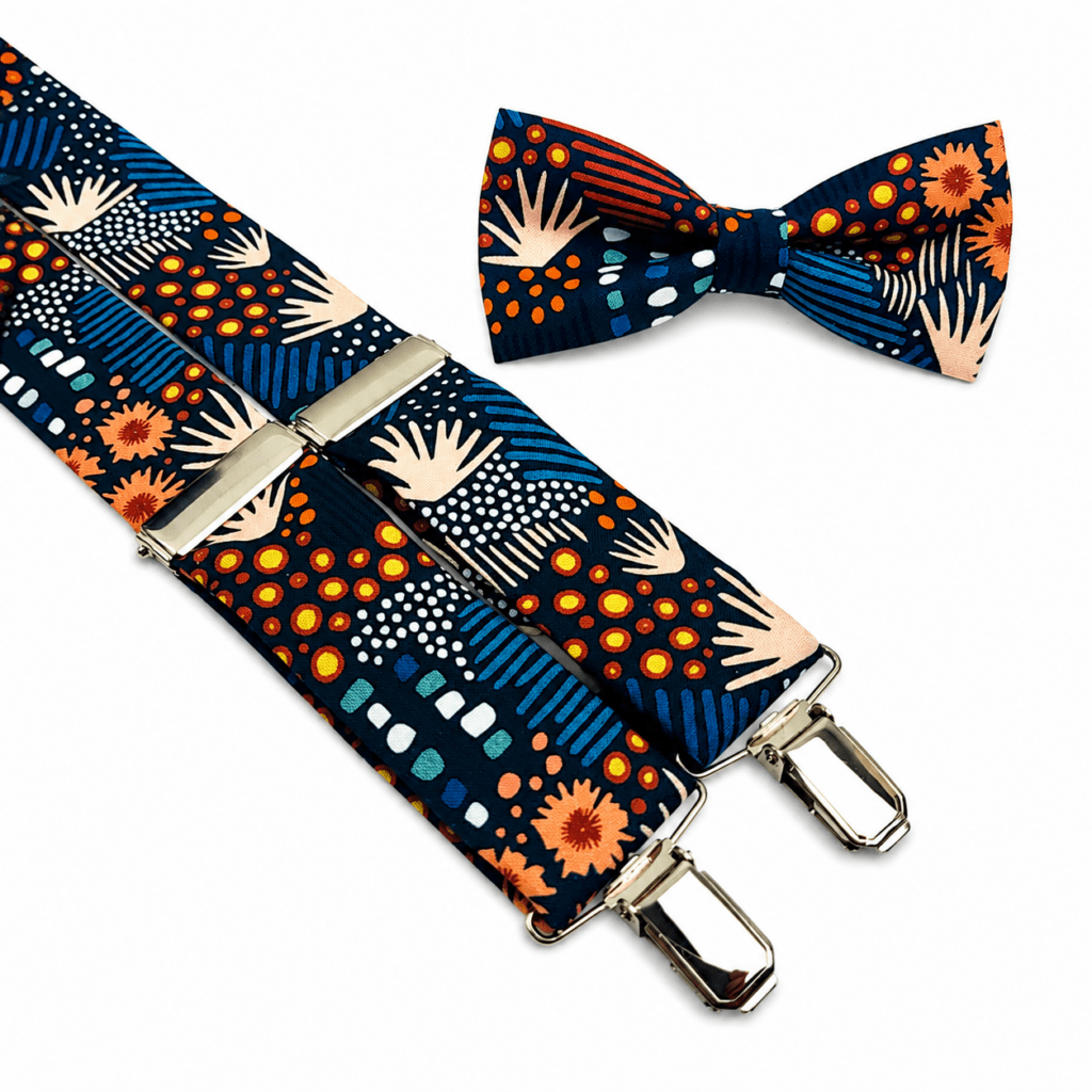 Pajarita y tirantes Jardín Índigo para hombre hechos a mano en Murcia. Pack elegante de pajarita artesanal y tirantes premium en forma de Y con estampado inspirado en el fondo marino mediterráneo en tonos azul índigo, coral, naranja y blanco. Complementos masculinos originales fabricados artesanalmente en España con algodón premium y clips metálicos reforzados acabado níquel. Conjunto elegante ideal para bodas, novios, invitados, ceremonias, graduaciones y eventos especiales. Moda masculina artesanal española confeccionada en Calle Jabonerías 6 Murcia. Pajarita elegante para hombre combinada con tirantes sofisticados de tela premium. Accesorios masculinos exclusivos con diseño moderno, original y elegante para looks casual chic y celebraciones especiales. ALT TEXT SEO ENGLISH Jardín Índigo bow tie and suspenders set for men handmade in Murcia Spain. Elegant handcrafted bow tie combined with premium Y-back suspenders featuring an exclusive ocean inspired pattern in indigo blue, coral orange and white colors. Stylish men’s accessories made with premium cotton fabric and reinforced nickel metal clips. Sophisticated men’s fashion accessories perfect for weddings, groom outfits, guests, formal events, ceremonies, graduations and elegant casual looks. Handmade Spanish fashion accessories crafted in Calle Jabonerías 6 Murcia. Unique luxury suspenders and bow tie set designed for men looking for original elegant fashion with modern Mediterranean style inspired by the sea and marine art. ALT TEXT SEO FRANÇAIS Ensemble nœud papillon et bretelles Jardín Índigo fabriqué à la main à Murcie en Espagne. Nœud papillon artisanal élégant accompagné de bretelles premium en forme de Y avec imprimé exclusif inspiré du fond marin méditerranéen dans des tons bleu indigo, orange corail et blanc. Accessoires de mode pour homme réalisés en coton premium avec clips métalliques renforcés finition nickel. Ensemble élégant idéal pour mariages, cérémonies, invités, soirées, remises de diplômes et événements spéciaux. Mode masculine artisanale espagnole fabriquée Calle Jabonerías 6 Murcia. Bretelles originales et nœud papillon sophistiqué pour homme recherchant élégance, originalité et style méditerranéen moderne. ALT TEXT SEO ITALIANO Set papillon e bretelle Jardín Índigo da uomo realizzato artigianalmente a Murcia in Spagna. Elegante papillon artigianale abbinato a bretelle premium a Y con stampa esclusiva ispirata al fondale marino mediterraneo nei colori blu indaco, corallo arancione e bianco. Accessori moda uomo realizzati in cotone premium con clip metalliche rinforzate finitura nichel. Completo elegante ideale per matrimoni, sposi, invitati, cerimonie, lauree ed eventi speciali. Accessori artigianali spagnoli creati in Calle Jabonerías 6 Murcia. Bretelle eleganti e papillon originale per uomo che cerca stile sofisticato, moderno e distintivo con ispirazione marina mediterranea.