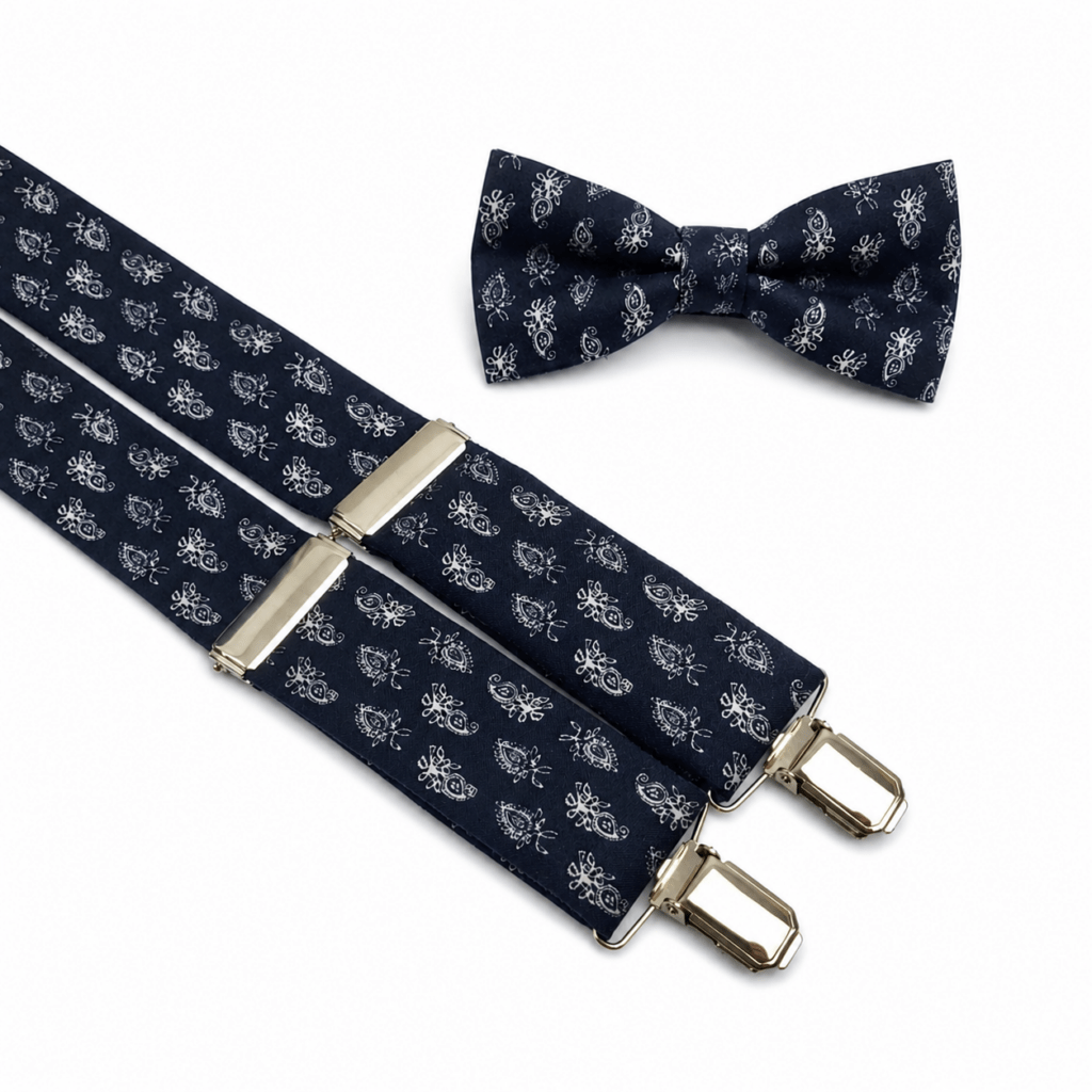Pajarita y tirantes cachemir negro para hombre hechos a mano en España. Elegante conjunto de pajarita artesanal y tirantes de tela premium con estampado cachemir blanco sobre fondo negro. Accesorios elegantes para bodas, ceremonias, eventos y moda masculina sofisticada. Tirantes ajustables en forma de Y con clips metálicos reforzados color níquel y acabado premium. Pajarita masculina elegante confeccionada en algodón de alta calidad. Pack exclusivo de complementos para hombre ideal para novio, invitado de boda y looks vintage elegantes. Moda masculina artesanal fabricada en España con diseño clásico, original y sofisticado. Tirantes de vestir y pajarita elegante para hombre con estilo moderno y refinado. English ALT SEO Text Black paisley bow tie and suspenders set for men handmade in Spain. Elegant premium men’s accessories featuring a handmade cotton bow tie and Y-back fabric suspenders with white paisley pattern on black background. Stylish suspenders for weddings, parties, ceremonies and elegant men’s fashion outfits. Adjustable suspenders with reinforced metal clips and sophisticated finish. Luxury bow tie and suspenders set perfect for groom outfits, wedding guests and vintage inspired fashion. Handmade men’s fashion accessories crafted in Spain using premium cotton fabric. Elegant black suspenders and bow tie designed for classy and modern gentlemen looking for exclusive and stylish accessories. Texte ALT SEO Français Ensemble nœud papillon et bretelles cachemire noir pour homme fabriqué à la main en Espagne. Accessoires élégants composés d’un nœud papillon artisanal et de bretelles en tissu premium avec imprimé cachemire blanc sur fond noir. Bretelles réglables avec pinces métalliques renforcées et finition sophistiquée. Ensemble idéal pour mariage, cérémonie, fête, soirée élégante et mode masculine raffinée. Nœud papillon en coton de haute qualité conçu pour les hommes recherchant des accessoires originaux et élégants. Mode artisanale espagnole avec style classique, vintage et moderne. Ensemble premium pour marié, invité de mariage et amateurs de mode masculine chic et sophistiquée. Testo ALT SEO Italiano Set papillon e bretelle cachemire nero da uomo fatto a mano in Spagna. Elegante комплект di accessori uomo con papillon artigianale e bretelle premium in tessuto con stampa cachemire bianca su sfondo nero. Bretelle regolabili con clip metalliche rinforzate e finitura elegante. Accessori ideali per matrimoni, cerimonie, eventi speciali e moda uomo sofisticata. Papillon in cotone di alta qualità realizzato artigianalmente in Spagna. Set esclusivo per sposo, invitato a nozze e outfit vintage eleganti. Moda maschile premium con design classico, raffinato e moderno per uomini che cercano accessori originali ed eleganti.
