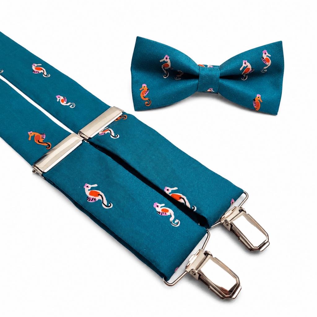 Pajarita y tirantes Caballito de Mar para hombre hechos a mano en Murcia. Pack premium de pajarita artesanal y tirantes elegantes de tela con estampado de caballitos de mar sobre fondo azul petróleo. Complementos masculinos originales ideales para bodas, novios, invitados, ceremonias, graduaciones y eventos especiales. Tirantes en forma de Y con clips metálicos reforzados acabado níquel y diseño sofisticado inspirado en el mar Mediterráneo. Moda masculina artesanal fabricada en España con materiales premium y acabados exclusivos. Pajarita elegante azul con estampado marino moderno y tirantes premium cómodos, resistentes y sofisticados. Accesorios elegantes para hombre fabricados artesanalmente en Calle Jabonerías 6 Murcia. Pack de pajarita y tirantes originales para looks elegantes, casual chic y celebraciones especiales. ALT SEO English Caballito de Mar bow tie and suspenders set for men handmade in Murcia Spain. Premium men’s fashion accessories featuring an elegant blue bow tie and matching Y shape suspenders with colorful seahorse pattern inspired by the Mediterranean Sea. Sophisticated handmade suspenders with reinforced nickel clips and premium fabric for weddings, grooms, guests, ceremonies, parties and elegant events. Stylish men’s accessories designed for modern and elegant looks. Handmade bow tie and suspenders crafted in Spain with high quality materials and exclusive artisan finishes. Original seahorse print bow tie perfect for formal outfits, casual chic fashion and luxury men’s accessories. Elegant marine inspired suspenders and bow tie set with modern ocean style and premium craftsmanship from Murcia Spain. ALT SEO Français Ensemble nœud papillon et bretelles Caballito de Mar pour homme fabriqué artisanalement à Murcie en Espagne. Accessoires de mode masculine élégants avec nœud papillon bleu pétrole et bretelles premium en forme de Y avec motif hippocampe inspiré de la mer Méditerranée. Bretelles élégantes avec clips métalliques renforcés finition nickel et tissu premium de haute qualité. Ensemble idéal pour mariages, cérémonies, invités, soirées élégantes et événements spéciaux. Mode masculine artisanale espagnole avec design marin original et sophistiqué. Nœud papillon artisanal et bretelles confortables conçus pour hommes modernes recherchant élégance et personnalité. Accessoires faits main en Espagne avec finitions premium et style méditerranéen exclusif. ALT SEO Italiano Set papillon e bretelle Caballito de Mar da uomo realizzato artigianalmente a Murcia in Spagna. Elegante papillon blu petrolio con bretelle premium a forma di Y decorate con cavallucci marini ispirati al mare Mediterraneo. Accessori uomo eleganti ideali per matrimoni, invitati, cerimonie, feste ed eventi speciali. Bretelle artigianali con clip metalliche rinforzate finitura nichel e tessuto premium di alta qualità. Papillon elegante e sofisticato per look moderni e moda uomo originale. Set di accessori maschili fatti a mano in Spagna con design marino esclusivo e finiture premium. Bretelle eleganti e papillon artigianale perfetti per outfit casual chic, completi eleganti e celebrazioni speciali.