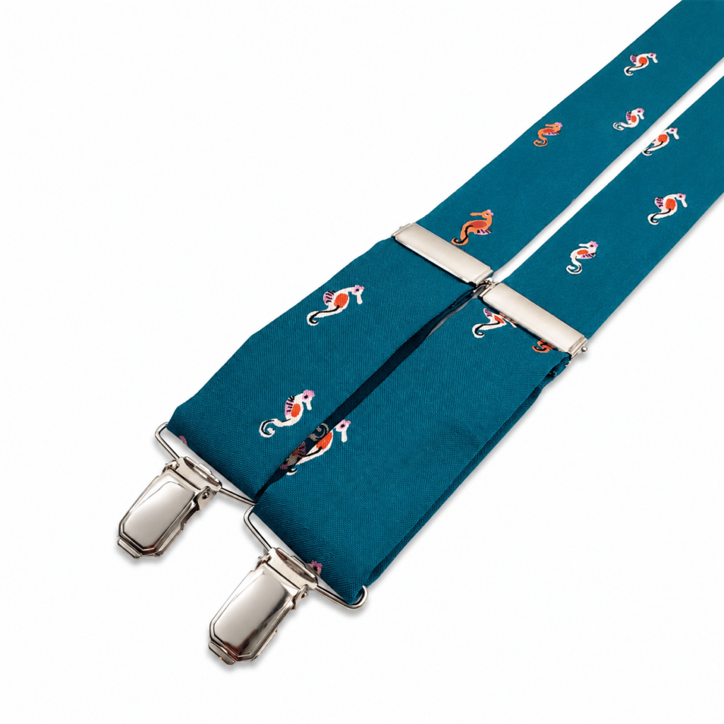 Tirantes Caballito de Mar para hombre hechos a mano en Murcia España. Tirantes elegantes color azul turquesa con estampado de caballitos de mar en tonos coral, rosa y blanco. Tirantes artesanales premium fabricados en algodón de alta calidad con pinzas metálicas reforzadas y diseño en forma de Y. Complemento masculino ideal para bodas, invitados, ceremonias, eventos elegantes y looks casual chic. Tirantes originales inspirados en el fondo marino mediterráneo y el océano. Accesorio vintage moderno perfecto para hombres que buscan vestir con estilo, personalidad y elegancia. Tirantes exclusivos fabricados artesanalmente en España en Calle Jabonerías 6 Murcia. Complemento sofisticado, cómodo, resistente y elegante para trajes y camisas. ALT TEXT SEO English (+100 words) Seahorse Suspenders for men handmade in Murcia Spain. Elegant turquoise blue suspenders with colorful seahorse pattern in coral, pink and white tones. Premium handcrafted suspenders made with high quality cotton fabric, reinforced metal clips and classic Y-back design. Stylish men’s accessory perfect for weddings, ceremonies, elegant events, vintage outfits and smart casual looks. Original suspenders inspired by the Mediterranean Sea and ocean lifestyle. Comfortable, durable and sophisticated suspenders designed for men who want unique fashion accessories with personality and elegance. Artisan suspenders handmade in Spain at Calle Jabonerías 6 Murcia. Premium men’s suspenders ideal for formal suits, white shirts and stylish modern outfits with marine inspired design. Texte ALT SEO Français (+100 mots) Bretelles Caballito de Mar pour homme fabriquées à la main à Murcie en Espagne. Bretelles élégantes bleu turquoise avec motif hippocampe en tons corail, rose et blanc. Bretelles artisanales premium réalisées en coton de haute qualité avec pinces métalliques renforcées et design en Y. Accessoire masculin idéal pour mariages, cérémonies, événements élégants et looks casual chic. Bretelles originales inspirées du fond marin méditerranéen et de l’univers de la mer. Accessoire vintage moderne parfait pour les hommes qui recherchent élégance, personnalité et style raffiné. Bretelles exclusives fabriquées artisanalement en Espagne Calle Jabonerías 6 Murcia. Bretelles confortables, résistantes et sophistiquées pour costumes et chemises élégantes. Testo ALT SEO Italiano (+100 parole) Bretelle Caballito de Mar da uomo fatte a mano a Murcia Spagna. Bretelle eleganti color turchese con stampa di cavallucci marini nei toni corallo, rosa e bianco. Bretelle artigianali premium realizzate in cotone di alta qualità con clip metalliche rinforzate e design a Y. Accessorio maschile ideale per matrimoni, cerimonie, eventi eleganti e look casual chic. Bretelle originali ispirate al mare Mediterraneo e ai fondali marini. Accessorio vintage moderno perfetto per uomini che cercano stile, personalità ed eleganza. Bretelle esclusive prodotte artigianalmente in Spagna presso Calle Jabonerías 6 Murcia. Bretelle comode, resistenti e sofisticate perfette per completi eleganti e camicie raffinate.