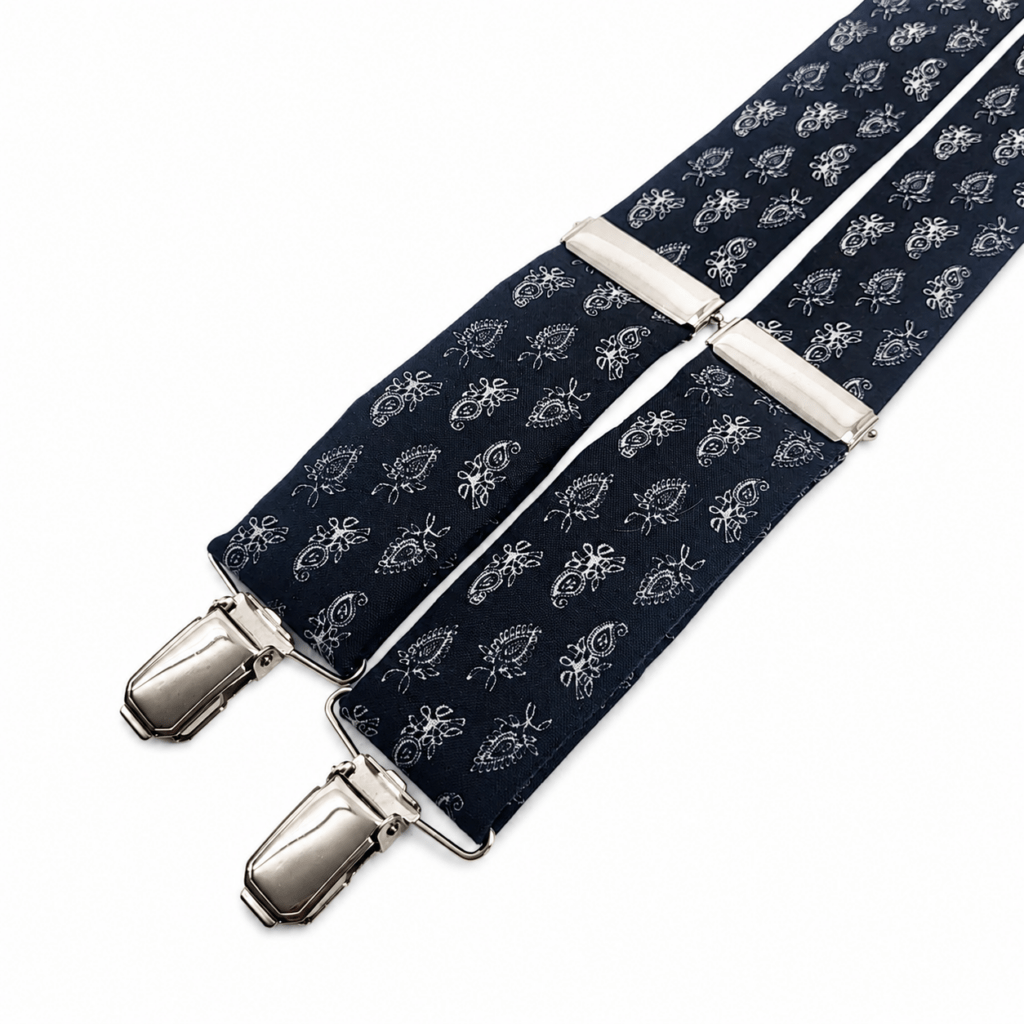 Tirantes Cachemir Negro para hombre hechos a mano en España con elegante estampado paisley cachemir blanco sobre fondo negro. Tirantes en Y fabricados con algodón 100% premium de alta calidad, ideales para bodas, eventos, ceremonias y looks vintage elegantes. Tirantes masculinos con pinzas metálicas reforzadas acabado níquel y refuerzo trasero en piel. Complemento de moda hombre sofisticado y original perfecto para combinar con traje, camisa blanca, americana o outfit formal. Tirantes negros elegantes artesanales fabricados en Murcia España. Accesorio premium para hombre con diseño clásico cachemir paisley, cómodos, resistentes y exclusivos para vestir con estilo en cualquier ocasión especial. ALT TEXT English (+100 words) Black Paisley Suspenders for men handmade in Spain with elegant white cachemir paisley pattern over black background. Premium men suspenders crafted with high quality 100% cotton fabric, designed for weddings, formal outfits, vintage style and elegant events. Y-back suspenders with strong metal clips in nickel finish and genuine leather back reinforcement for maximum comfort and durability. Stylish men accessories perfect to combine with suits, white shirts, blazers and formal clothing. Classic paisley suspenders inspired by timeless gentleman fashion. Elegant handmade suspenders created in Spain with sophisticated masculine design. Fashion accessory for men looking for original, premium and comfortable suspenders with luxury artisan finish. Texte ALT Français (+100 mots) Bretelles Cachemir Noir pour homme fabriquées à la main en Espagne avec élégant motif paisley cachemire blanc sur fond noir. Bretelles homme haut de gamme confectionnées en coton 100% premium de grande qualité, parfaites pour mariage, cérémonie, costume élégant et style vintage raffiné. Bretelles en Y avec pinces métalliques renforcées finition nickel et renfort arrière en cuir véritable pour une meilleure résistance et un confort optimal. Accessoire de mode homme chic et original idéal avec chemise blanche, veste, costume ou tenue formelle. Bretelles artisanales espagnoles inspirées du style classique masculin et de la mode élégante intemporelle. Bretelles cachemire sophistiquées pour homme avec finition premium et fabrication artisanale. Testo ALT Italiano (+100 parole) Bretelle Cachemire Nero da uomo fatte a mano in Spagna con elegante fantasia paisley cachemire bianca su sfondo nero. Bretelle uomo premium realizzate in cotone 100% di alta qualità, ideali per matrimoni, eventi eleganti, outfit vintage e abbigliamento formale maschile. Bretelle a Y con clip metalliche rinforzate finitura nichel e rinforzo posteriore in pelle per maggiore comfort e resistenza. Accessorio moda uomo raffinato e originale perfetto da abbinare con camicia bianca, giacca, completo elegante o look classico. Bretelle artigianali spagnole dal design sofisticato ispirato allo stile gentleman e alla moda senza tempo. Bretelle paisley cachemire eleganti, resistenti e comode con finitura premium artigianale.