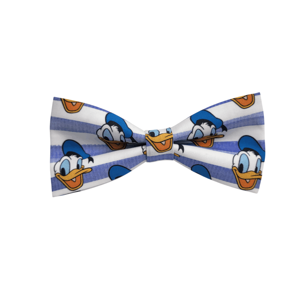 Pajarita Donald artesanal hecha en España, pajarita original para hombre con estampado inspirado en Donald, complemento elegante y divertido fabricado a mano en Murcia. Pajarita azul y blanca con personaje clásico de dibujos animados, ideal para bodas originales, comuniones, eventos temáticos, celebraciones familiares, fiestas, convenciones y regalos especiales. Pajarita artesanal de algodón premium, ajustable y cómoda. Complemento masculino exclusivo para amantes de la animación clásica, personajes retro, coleccionistas y aficionados al estilo vintage. Pajarita Donald para hombre, pajarita divertida, pajarita elegante, pajarita exclusiva, pajarita española hecha a mano, accesorio de moda original, regalo para fans de personajes clásicos y dibujos animados. English Donald bow tie handmade in Spain, original men's bow tie inspired by the famous cartoon duck character. Premium cotton bow tie with blue and white striped design, handmade accessory for weddings, parties, themed events, comic conventions and special celebrations. Elegant and fun men's fashion accessory crafted in Murcia. Unique bow tie for cartoon lovers, animation fans, collectors and vintage style enthusiasts. Adjustable bow tie with high quality fabric and reinforced structure. Donald inspired bow tie, handmade bow tie, luxury bow tie, novelty bow tie, cartoon character bow tie, stylish men's accessory, exclusive gift idea, retro fashion accessory, premium handcrafted bow tie made in Spain. Français Nœud papillon Donald fabriqué artisanalement en Espagne, accessoire élégant pour homme inspiré du célèbre personnage de dessin animé. Nœud papillon bleu et blanc en coton premium, confection artisanale de haute qualité réalisée à Murcie. Idéal pour mariages originaux, cérémonies, événements à thème, conventions, fêtes et célébrations spéciales. Accessoire de mode exclusif pour les amateurs d’animation classique, personnages rétro et collectionneurs. Nœud papillon ajustable, confortable et durable. Nœud papillon Donald, nœud papillon original, nœud papillon vintage, accessoire homme élégant, cadeau unique pour passionnés de dessins animés, mode masculine artisanale, fabrication espagnole de qualité supérieure. Italiano Papillon Donald artigianale realizzato in Spagna, elegante accessorio da uomo ispirato al famoso personaggio dei cartoni animati. Papillon in cotone premium con righe blu e bianche, prodotto a mano con grande attenzione ai dettagli. Ideale per matrimoni originali, eventi speciali, feste, convention, cerimonie e occasioni eleganti. Accessorio esclusivo per appassionati di animazione classica, collezionisti e amanti dello stile vintage. Papillon regolabile, resistente e confortevole. Papillon Donald, papillon uomo originale, papillon fatto a mano, accessorio moda uomo, regalo esclusivo per fan dei personaggi classici, moda artigianale spagnola, papillon elegante e divertente, prodotto artigianale di alta qualità realizzato a Murcia.