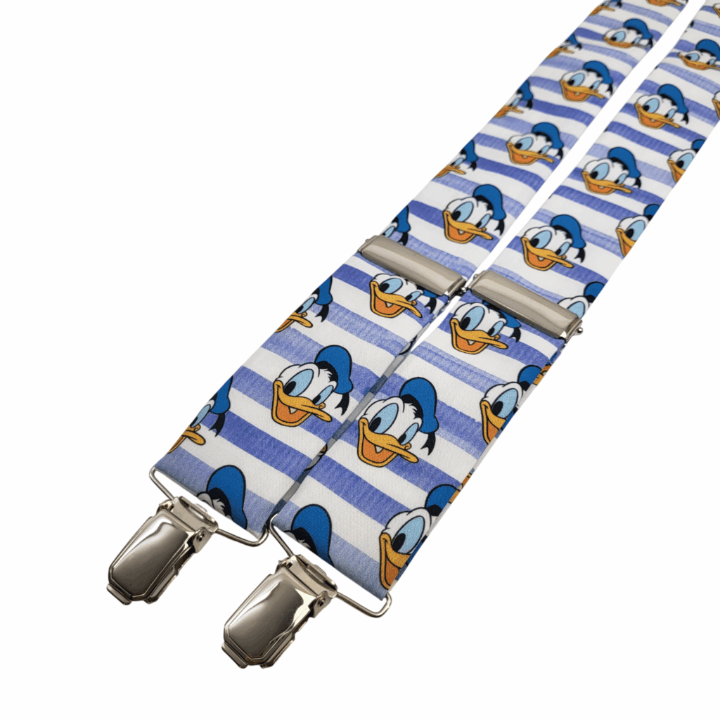 Tirantes Donald para hombre hechos a mano en España, tirantes artesanales fabricados en Murcia con estampado de pato marinero sobre rayas azules y blancas. Tirantes originales para bodas, eventos, ceremonias, invitados, comuniones y celebraciones especiales. Complemento masculino elegante y divertido con diseño inspirado en personajes clásicos de animación. Tirantes premium con pinzas metálicas reforzadas, forma en Y, ajuste cómodo y materiales de alta calidad. Tirantes vintage, tirantes retro, tirantes exclusivos para hombre, accesorios masculinos originales, moda masculina artesanal, tirantes azules elegantes, tirantes de diseño marinero, regalo original para hombre, complemento artesanal español fabricado por Pajaritas con Jota en Murcia. ALT SEO English Donald suspenders for men handmade in Spain, premium handmade suspenders featuring a sailor duck pattern on blue and white striped fabric. Original men's suspenders for weddings, parties, ceremonies, formal events and stylish casual outfits. Elegant and fun fashion accessory inspired by classic cartoon characters. High quality suspenders with strong metal clips, Y-back design, comfortable fit and durable craftsmanship. Vintage suspenders, retro suspenders, wedding suspenders, unique men's accessories, artisan fashion made in Spain, blue suspenders for men, nautical style suspenders, exclusive handmade suspenders, premium gentleman accessories, stylish suspenders for special occasions, original gift for men, luxury handcrafted suspenders created by Pajaritas con Jota. ALT SEO Français Bretelles Donald pour homme fabriquées artisanalement en Espagne, bretelles originales avec motif de canard marin sur fond rayé bleu et blanc. Bretelles élégantes pour mariage, cérémonie, invité de mariage, fête, événement spécial et tenue décontractée chic. Accessoire masculin inspiré des personnages classiques de dessin animé. Bretelles artisanales de haute qualité avec pinces métalliques renforcées, forme en Y confortable et finition premium. Bretelles vintage, bretelles rétro, mode masculine espagnole, accessoire original pour homme, cadeau unique, bretelles bleues élégantes, style marin, fabrication artisanale espagnole, bretelles exclusives réalisées à la main à Murcie par Pajaritas con Jota pour les amateurs d'élégance et d'originalité. ALT SEO Italiano Bretelle Donald da uomo realizzate a mano in Spagna, bretelle artigianali con fantasia di papero marinaio su sfondo a righe blu e bianche. Bretelle originali per matrimoni, cerimonie, eventi eleganti, feste e outfit casual raffinati. Accessorio maschile esclusivo ispirato ai classici personaggi dell'animazione. Bretelle premium con clip metalliche rinforzate, struttura a Y, vestibilità comoda e materiali di alta qualità. Bretelle vintage, bretelle retrò, accessori uomo eleganti, moda artigianale spagnola, regalo originale per uomo, bretelle blu eleganti, stile marinaro, bretelle fatte a mano, accessori esclusivi, bretelle per invitati a nozze, prodotto artigianale creato da Pajaritas con Jota a Murcia per uomini che cercano eleganza, qualità e personalità.