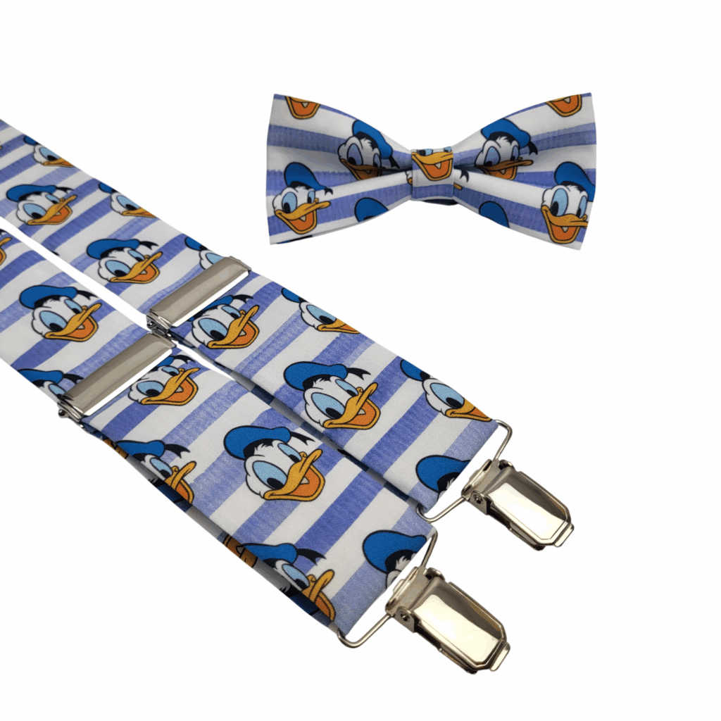 Pajarita y Tirantes Donald para hombre fabricados artesanalmente en España. Pack premium de pajarita y tirantes originales con estampado inspirado en Donald sobre fondo de rayas azules y blancas. Complementos elegantes para bodas, novios, invitados, comuniones, bautizos, graduaciones, eventos especiales y moda masculina. Tirantes en forma de Y con clips metálicos reforzados y ajuste cómodo. Pajarita artesanal confeccionada a mano en Murcia por Pajaritas con Jota. Accesorios masculinos exclusivos, originales y divertidos. Conjunto elegante para hombre, ideal para regalar o completar un look sofisticado. Moda artesanal española, pajarita hecha a mano, tirantes premium, complementos únicos fabricados en España. ALT SEO ENGLISH (+100 words) Donald Bow Tie and Suspenders handcrafted in Spain. Premium men's bow tie and suspenders set featuring a colorful Donald inspired print on blue and white striped fabric. Elegant accessories for weddings, grooms, wedding guests, parties, graduations, formal events and special occasions. Handmade bow tie crafted with premium quality materials and matching Y-back suspenders with reinforced metal clips. Stylish men's fashion accessory designed for those who want originality, personality and elegance. Exclusive handcrafted men's accessories made in Murcia, Spain. Perfect gift for men, vintage style bow tie set, unique suspenders, artisan fashion, premium quality accessories and distinctive gentleman style. ALT SEO FRANÇAIS (+100 mots) Nœud papillon et bretelles Donald fabriqués artisanalement en Espagne. Ensemble élégant pour homme avec imprimé inspiré de Donald sur un tissu rayé bleu et blanc. Accessoires masculins originaux pour mariage, invité de mariage, cérémonie, baptême, communion, fête et événement spécial. Bretelles en forme de Y avec pinces métalliques renforcées et nœud papillon confectionné à la main avec des matériaux de haute qualité. Produit artisanal réalisé à Murcie par Pajaritas con Jota. Accessoires exclusifs pour homme, mode artisanale espagnole, cadeau original pour homme élégant, style vintage, mode masculine raffinée et accessoires premium fabriqués en Espagne. ALT SEO ITALIANO (+100 parole) Papillon e bretelle Donald realizzati artigianalmente in Spagna. Set premium da uomo con fantasia ispirata a Donald su tessuto a righe blu e bianche. Accessori eleganti e originali per matrimoni, sposi, invitati, cerimonie, comunioni, feste ed eventi speciali. Papillon artigianale fatto a mano e bretelle a Y con clip metalliche rinforzate per una vestibilità comoda e sicura. Prodotto esclusivo creato a Murcia da Pajaritas con Jota. Accessori moda uomo di alta qualità, stile vintage, look elegante e distintivo, regalo originale per uomo, artigianato spagnolo, papillon esclusivo e bretelle premium realizzate in Spagna.