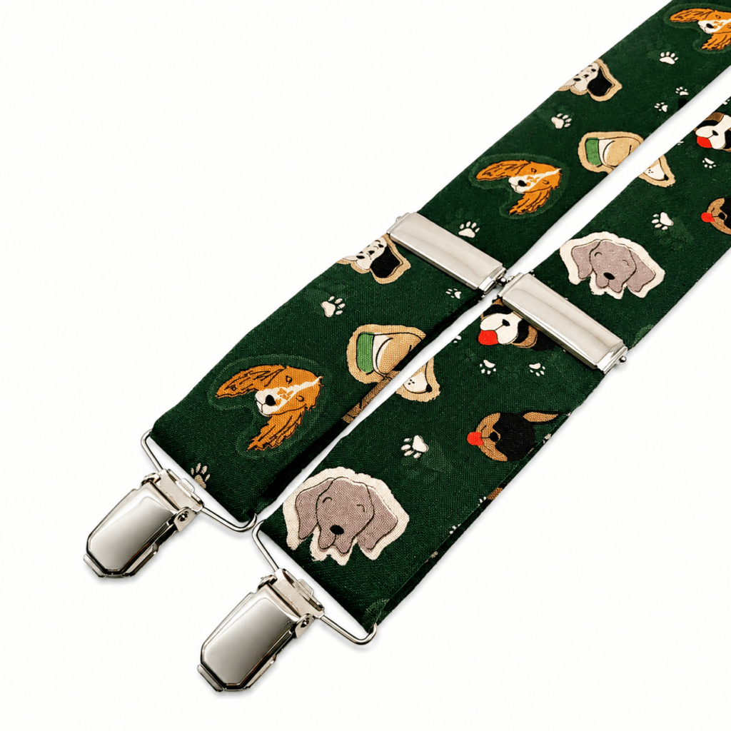 Tirantes Bosque Canino artesanales para hombre fabricados en España, tirantes originales con estampado de perros sobre fondo verde bosque, accesorios elegantes para bodas, eventos, ceremonias y celebraciones. Handmade dog suspenders for men, premium artisan suspenders made in Spain, green forest dog pattern suspenders, elegant men's accessories for weddings, parties, formal events and casual fashion. Bretelles artisanales pour homme avec motif chiens, fabriquées à la main en Espagne, bretelles élégantes vert forêt pour mariage, cérémonie, invité de mariage et mode masculine originale. Bretelle artigianali da uomo con cani, fatte a mano in Spagna, bretelle eleganti verde bosco, accessori uomo per matrimoni, eventi, cerimonie, moda maschile, regalo per amanti dei cani, dog lovers gift, handmade suspenders, artisan fashion, Spanish craftsmanship, luxury men's accessories, tirantes exclusivos, tirantes premium, tirantes originales para hombre, complementos masculinos artesanales, accesorios con perros, tirantes vintage, tirantes elegantes, moda artesanal española, handcrafted dog suspenders, forest green suspenders, canine pattern suspenders, wedding suspenders, formal suspenders, stylish men's suspenders.