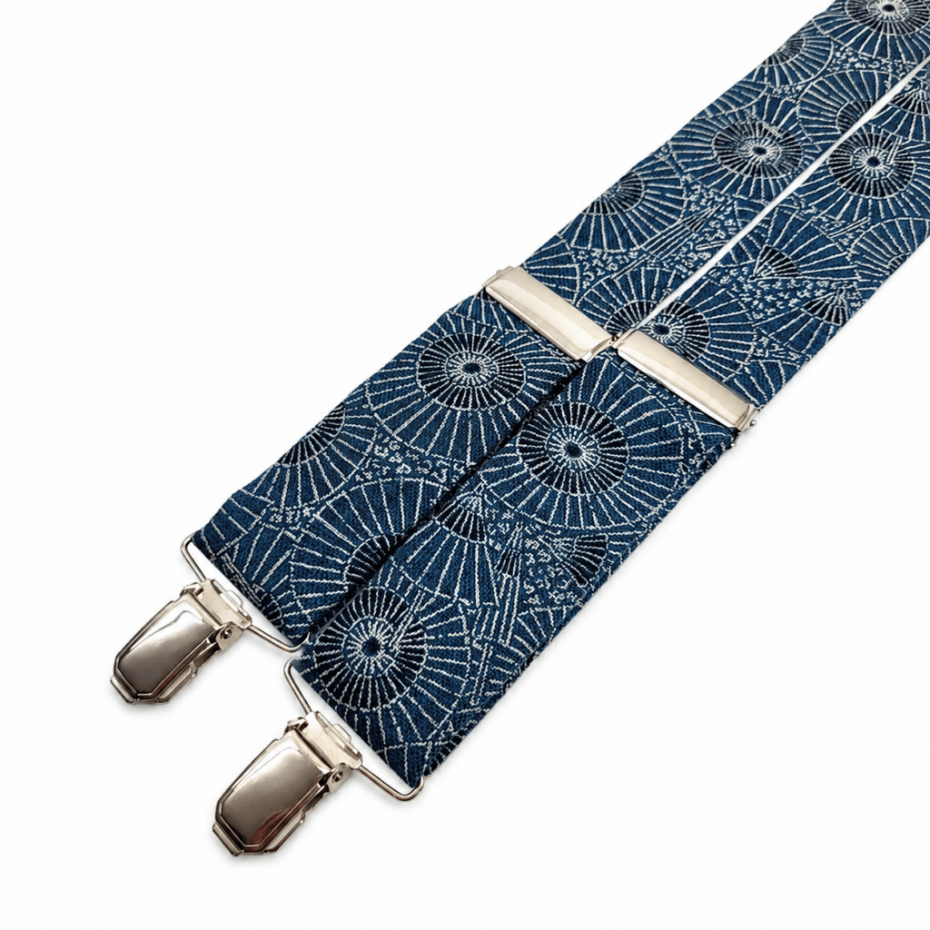 Tirantes Tokio artesanales para hombre fabricados en España con lino premium de alta calidad. Diseño exclusivo inspirado en la cultura japonesa con estampado de abanicos tradicionales japoneses y sombrillas orientales sobre elegante fondo azul. Tirantes originales para hombre ideales para bodas, eventos, ceremonias, invitados de boda y celebraciones especiales. Complemento masculino elegante, sofisticado y exclusivo confeccionado artesanalmente en Murcia por Pajaritas con Jota. Tirantes japoneses ajustables con pinzas metálicas resistentes, diseño en Y y acabado premium. Accesorio de moda masculina inspirado en Japón, Kioto y la tradición oriental. Tirantes de lino para hombre cómodos, resistentes y elegantes perfectos para combinar con camisa blanca, azul o beige. ALT SEO English Tokyo suspenders for men handcrafted in Spain using premium linen fabric. Exclusive Japanese-inspired design featuring traditional Japanese umbrellas and decorative folding fans on an elegant blue background. Stylish men's suspenders ideal for weddings, formal events, ceremonies, groomsmen, special occasions and elegant outfits. Handmade luxury suspenders created in Murcia by Pajaritas con Jota. Premium adjustable suspenders with strong metal clips, Y-back design and exceptional comfort. Unique men's fashion accessory inspired by Japanese culture, Kyoto traditions and oriental art. Elegant linen suspenders perfect for white shirts, navy suits and sophisticated looks. Original Japanese suspenders combining craftsmanship, quality materials and timeless style. ALT SEO Français Bretelles Tokyo pour homme fabriquées artisanalement en Espagne avec du lin premium de haute qualité. Design exclusif inspiré du Japon avec motifs d’ombrelles japonaises traditionnelles et éventails japonais sur fond bleu élégant. Bretelles originales pour mariage, cérémonie, invité de mariage, événement élégant et tenue habillée. Accessoire de mode masculine fabriqué à la main à Murcie par Pajaritas con Jota. Bretelles réglables avec pinces métalliques résistantes, conception en Y et finition haut de gamme. Bretelles japonaises inspirées de Kyoto, de la culture orientale et de l’art traditionnel japonais. Bretelles en lin confortables, légères et élégantes idéales avec chemise blanche, costume bleu marine ou tenue sophistiquée. Produit artisanal exclusif fabriqué en Espagne. ALT SEO Italiano Bretelle Tokyo da uomo realizzate artigianalmente in Spagna con lino premium di alta qualità. Design esclusivo ispirato al Giappone con stampa di ombrelli giapponesi tradizionali e ventagli orientali su elegante sfondo blu. Bretelle originali da uomo ideali per matrimoni, cerimonie, eventi eleganti e occasioni speciali. Accessorio maschile raffinato prodotto a mano a Murcia da Pajaritas con Jota. Bretelle regolabili con robuste clip metalliche, struttura a Y e finitura premium. Bretelle giapponesi ispirate alla cultura di Kyoto e all’arte tradizionale orientale. Bretelle in lino leggere, comode ed eleganti perfette con camicia bianca, abito blu o look sofisticati. Accessorio esclusivo di artigianato spagnolo pensato per uomini che desiderano distinguersi con stile ed eleganza.